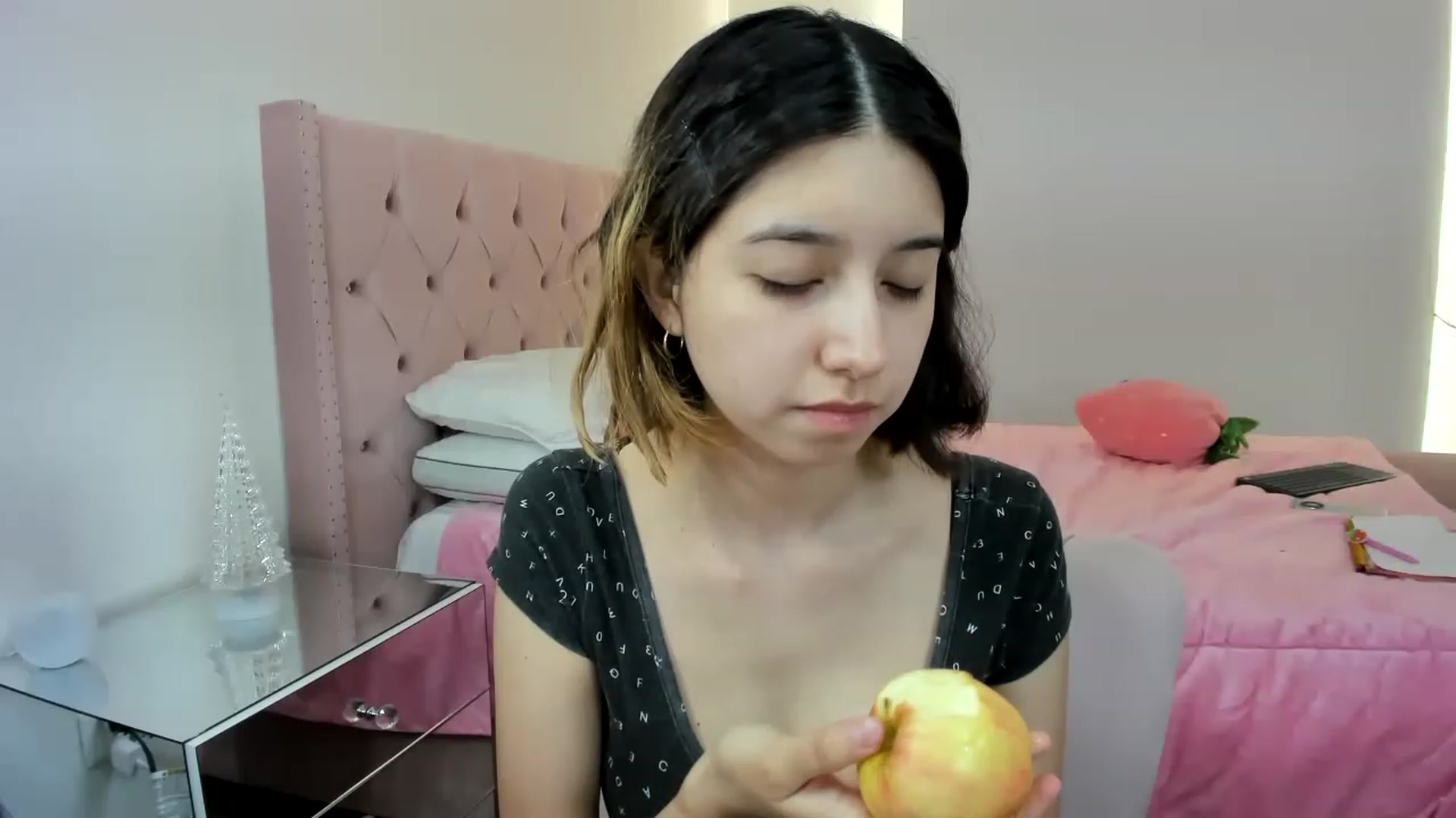 Gallery image thumbnail from Cherrycute666's myfreecams stream on, 11/30/2022, 21:29 image 2 of 20