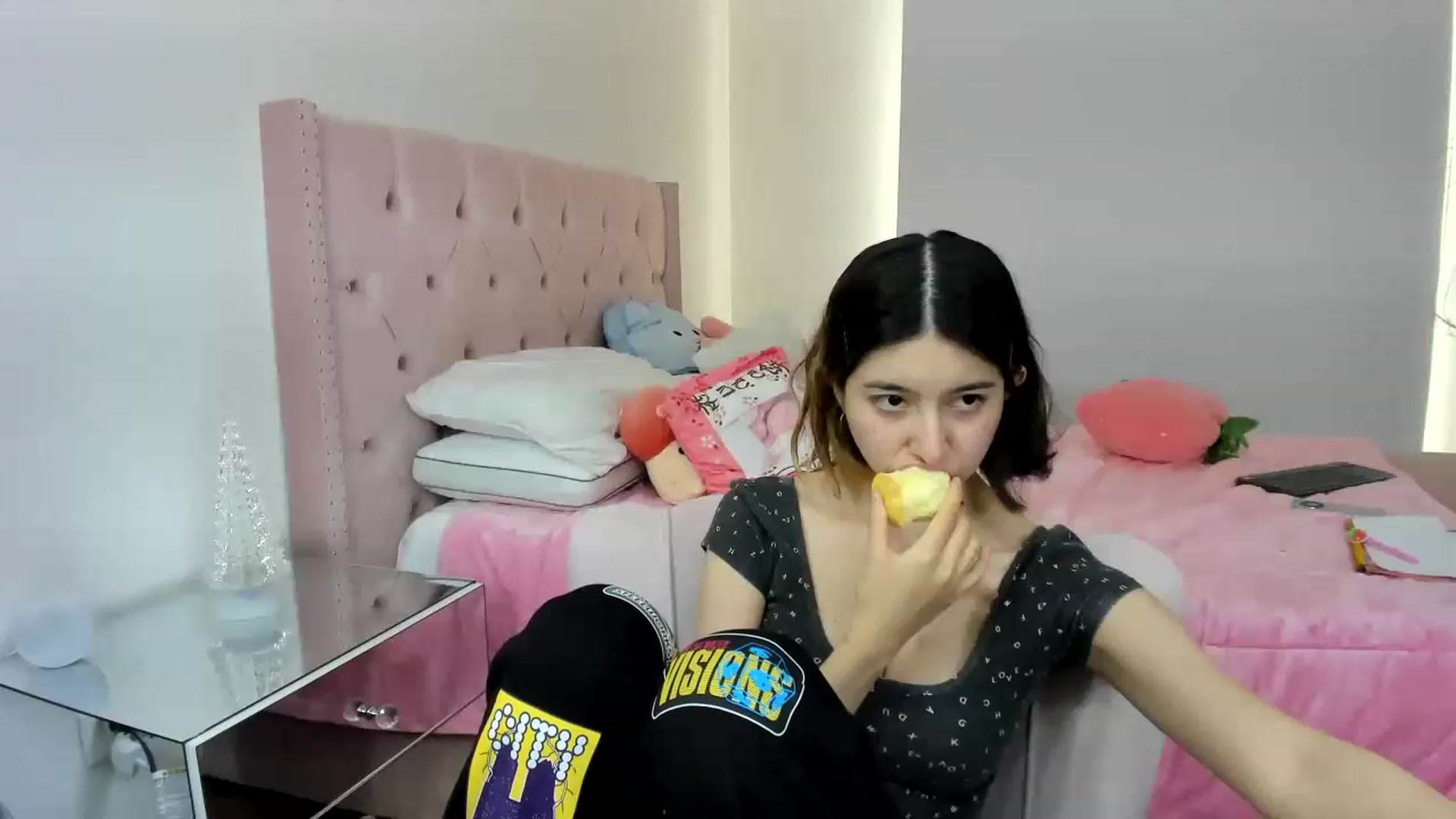 Gallery image thumbnail from Cherrycute666's myfreecams stream on, 11/30/2022, 21:29 image 11 of 20