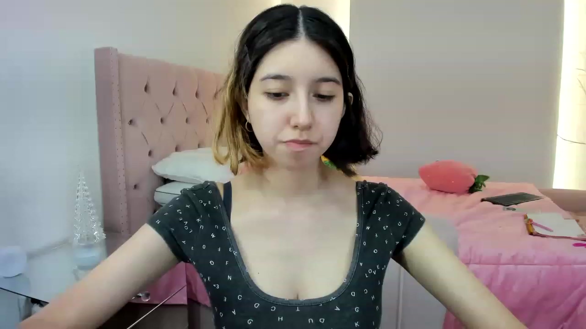 Gallery image thumbnail from Cherrycute666's myfreecams stream on, 11/30/2022, 22:15 image 8 of 20