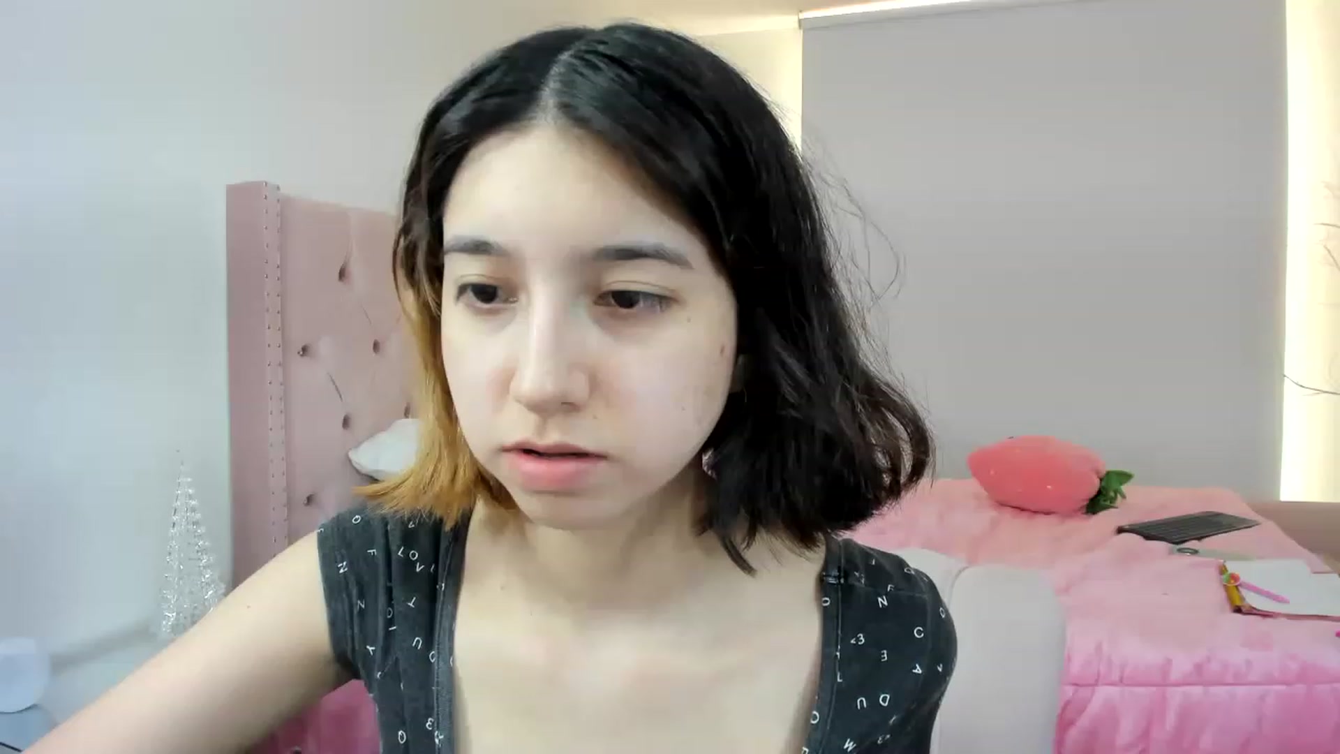 Gallery image thumbnail from Cherrycute666's myfreecams stream on, 11/30/2022, 22:15 image 20 of 20