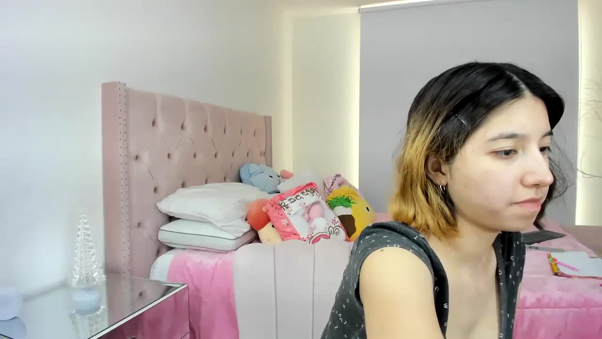 Gallery image thumbnail from Cherrycute666's myfreecams stream on, 11/30/2022, 22:15 image 19 of 20