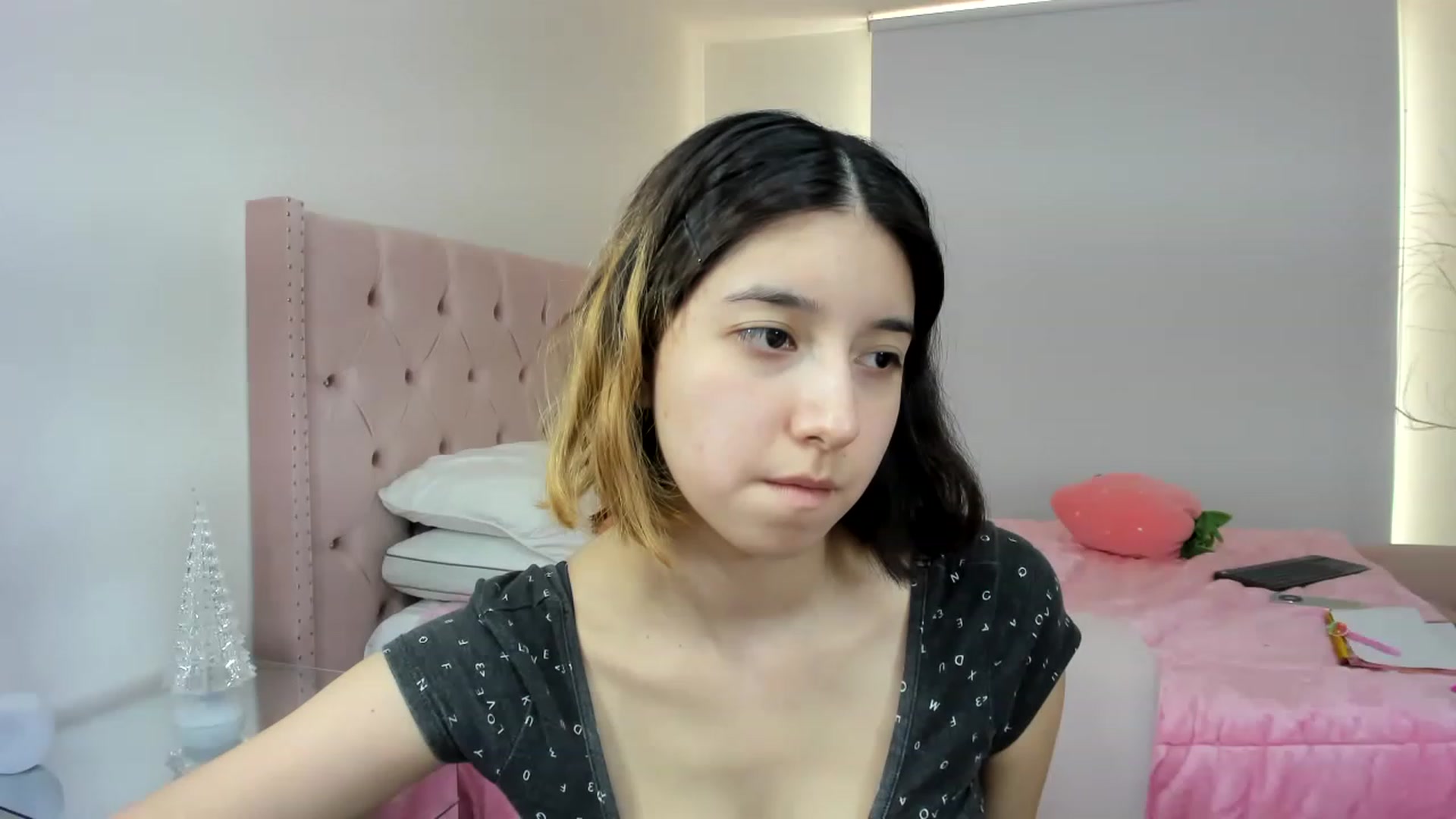 Gallery image thumbnail from Cherrycute666's myfreecams stream on, 11/30/2022, 22:15 image 15 of 20