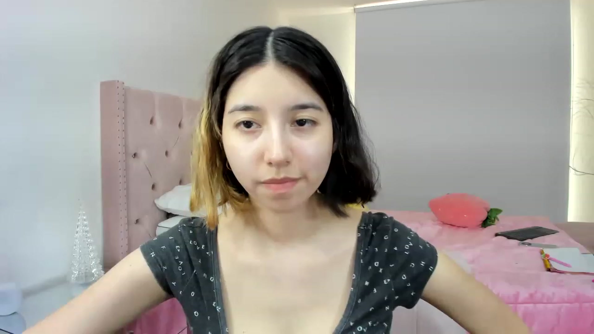 Gallery image thumbnail from Cherrycute666's myfreecams stream on, 11/30/2022, 22:15 image 17 of 20