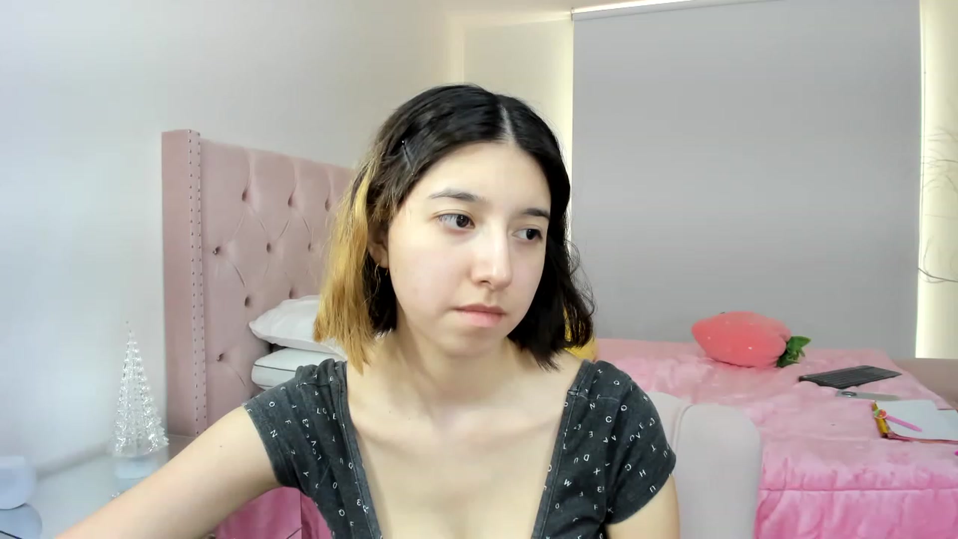Gallery image thumbnail from Cherrycute666's myfreecams stream on, 11/30/2022, 22:15 image 18 of 20