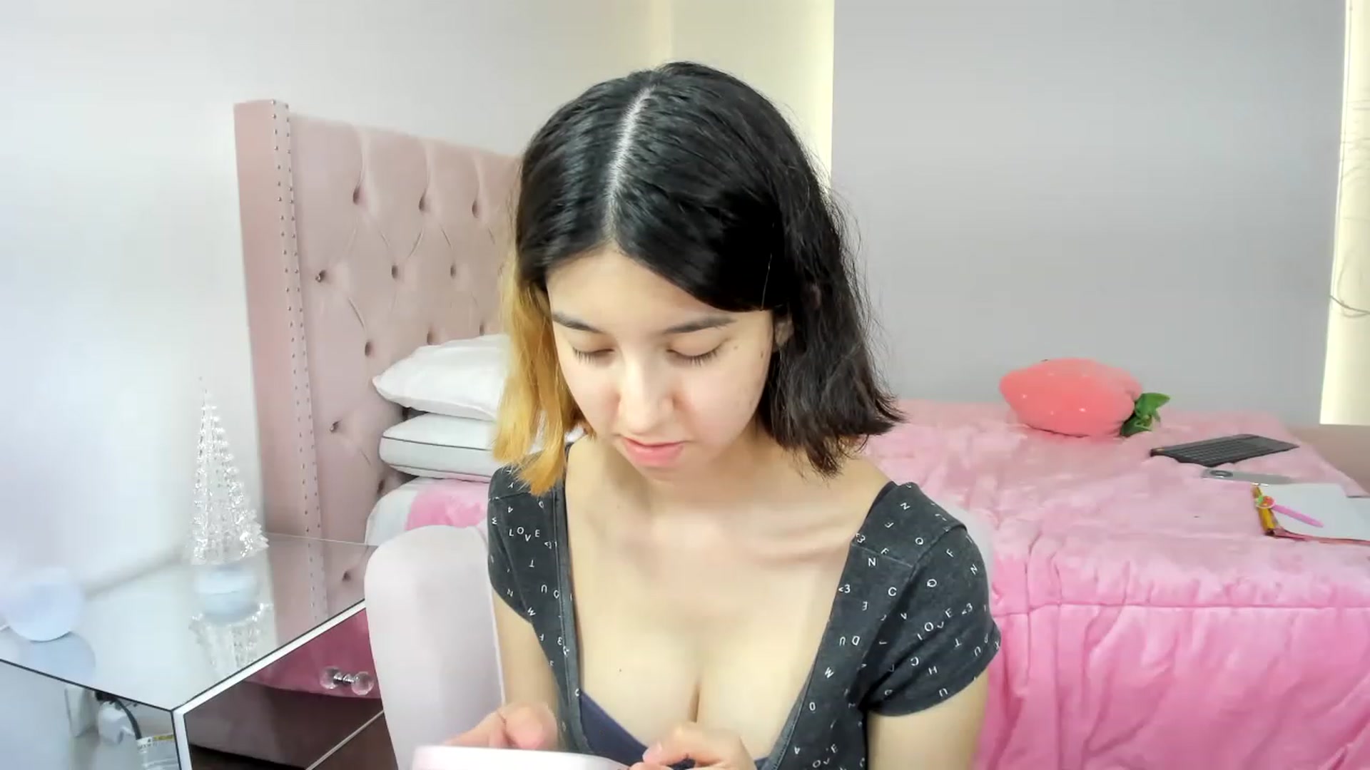 Gallery image thumbnail from Cherrycute666's myfreecams stream on, 11/30/2022, 23:57 image 4 of 20