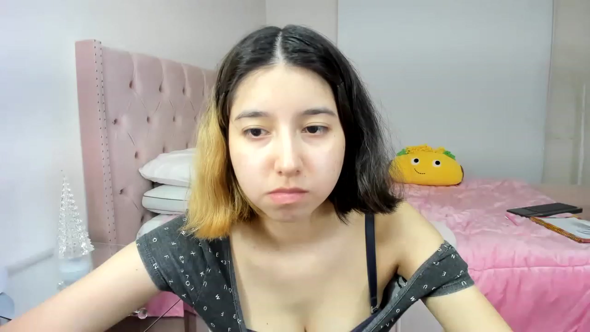 Gallery image thumbnail from Cherrycute666's myfreecams stream on, 12/01/2022, 01:06 image 3 of 20