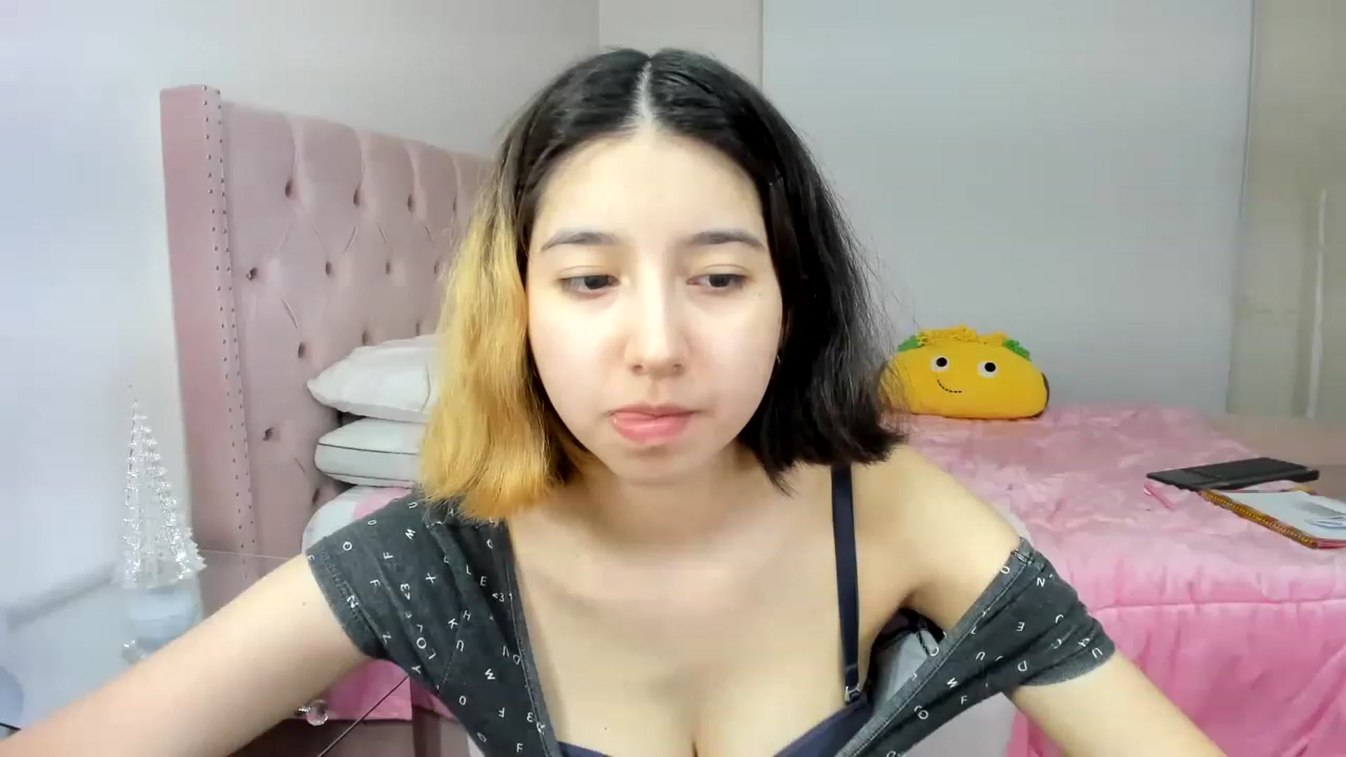 Gallery image thumbnail from Cherrycute666's myfreecams stream on, 12/01/2022, 01:06 image 1 of 20