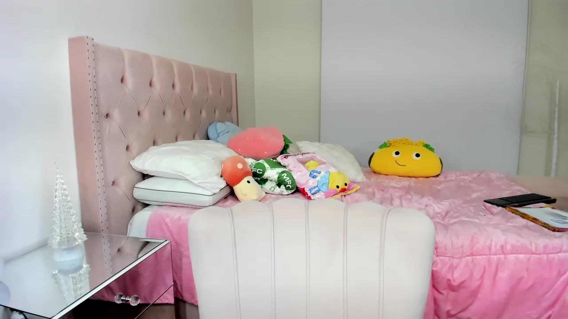 Gallery image thumbnail from Cherrycute666's myfreecams stream on, 12/01/2022, 01:06 image 12 of 20