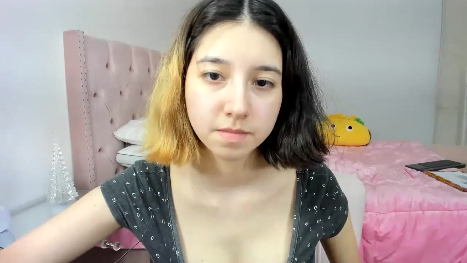Gallery image thumbnail from Cherrycute666's myfreecams stream on, 12/01/2022, 01:06 image 8 of 20