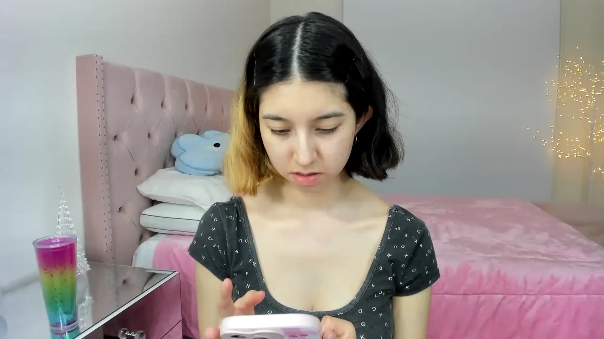 Gallery image thumbnail from Cherrycute666's myfreecams stream on, 12/01/2022, 03:16 image 2 of 20