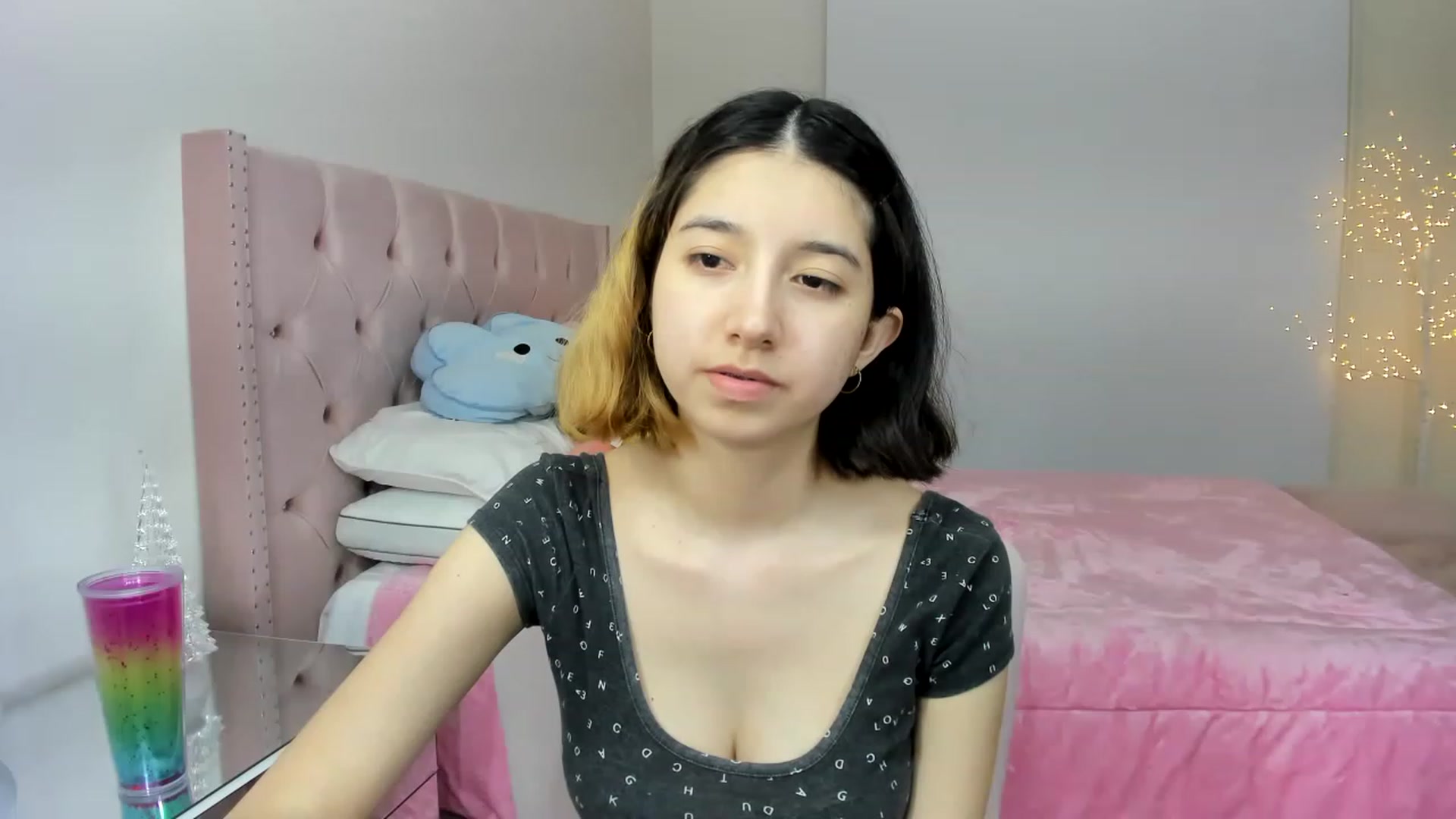 Gallery image thumbnail from Cherrycute666's myfreecams stream on, 12/01/2022, 03:16 image 4 of 20