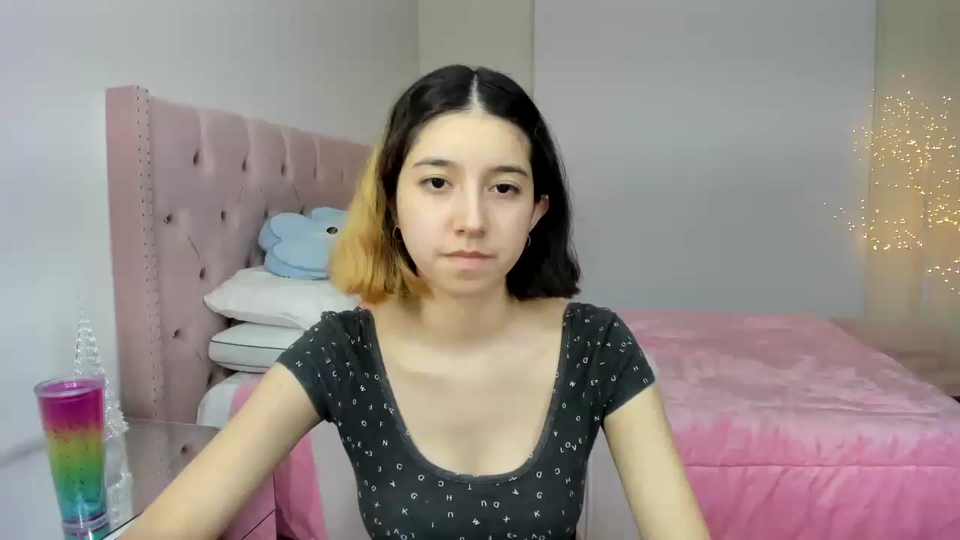 Gallery image thumbnail from Cherrycute666's myfreecams stream on, 12/01/2022, 03:16 image 6 of 20