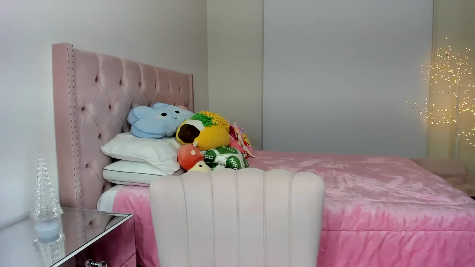 Gallery image thumbnail from Cherrycute666's myfreecams stream on, 12/01/2022, 03:16 image 10 of 20