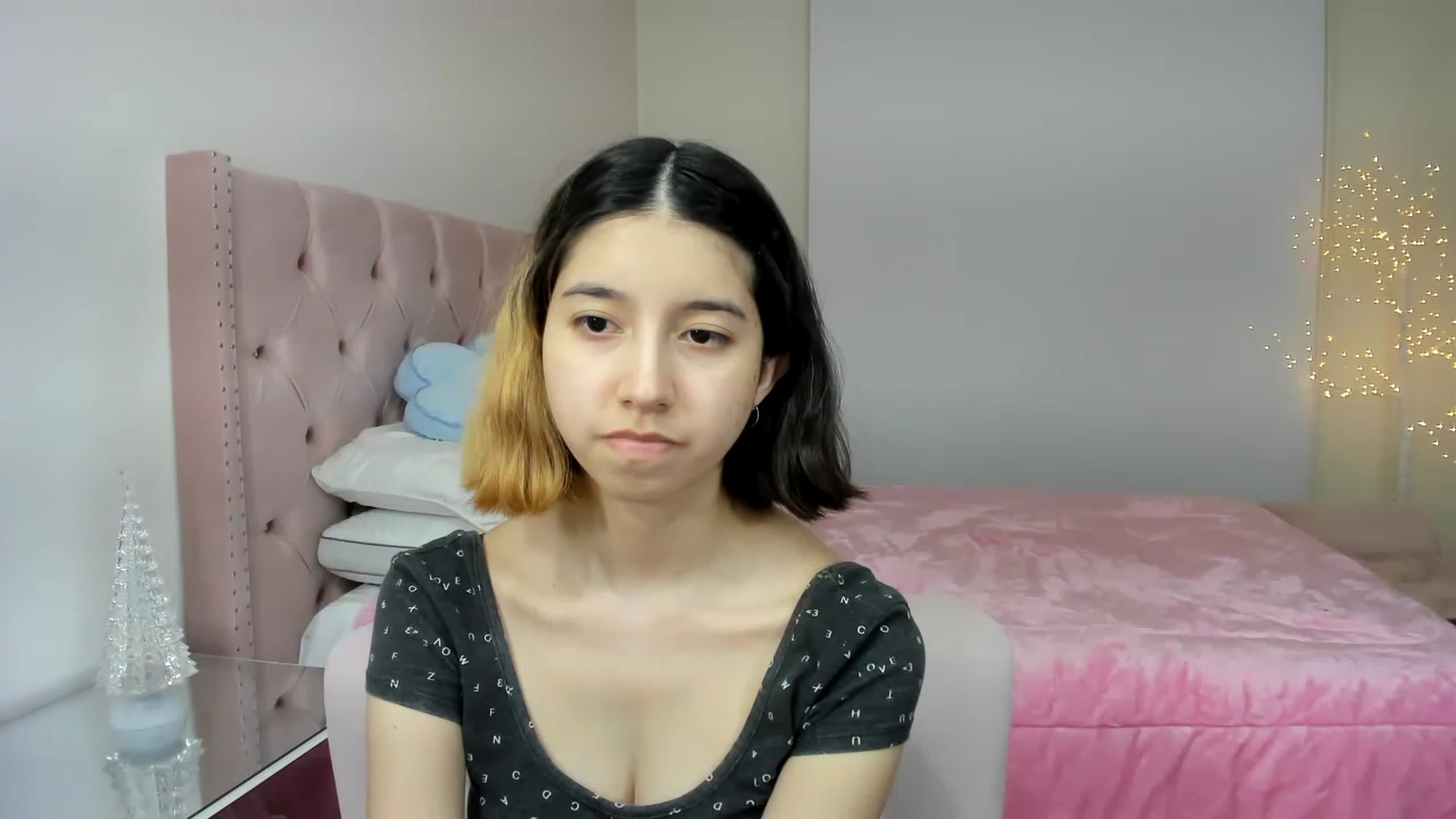 Gallery image thumbnail from Cherrycute666's myfreecams stream on, 12/01/2022, 03:16 image 15 of 20