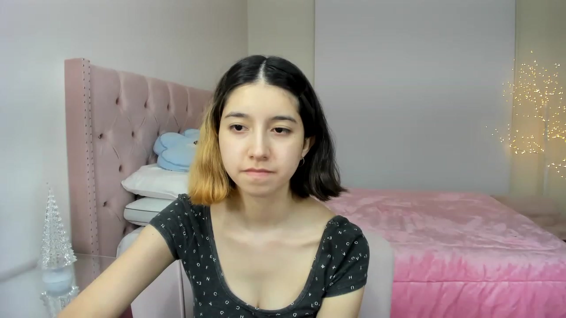 Gallery image thumbnail from Cherrycute666's myfreecams stream on, 12/01/2022, 03:16 image 14 of 20