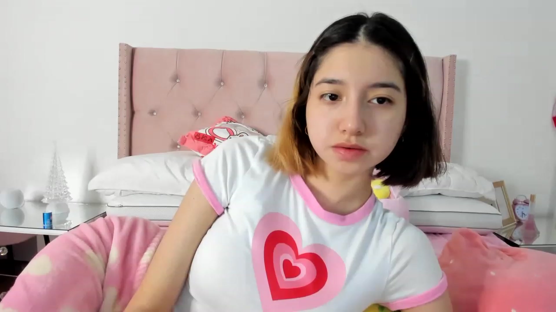 Gallery image thumbnail from Cherrycute666's myfreecams stream on, 12/04/2022, 24:05 image 2 of 20