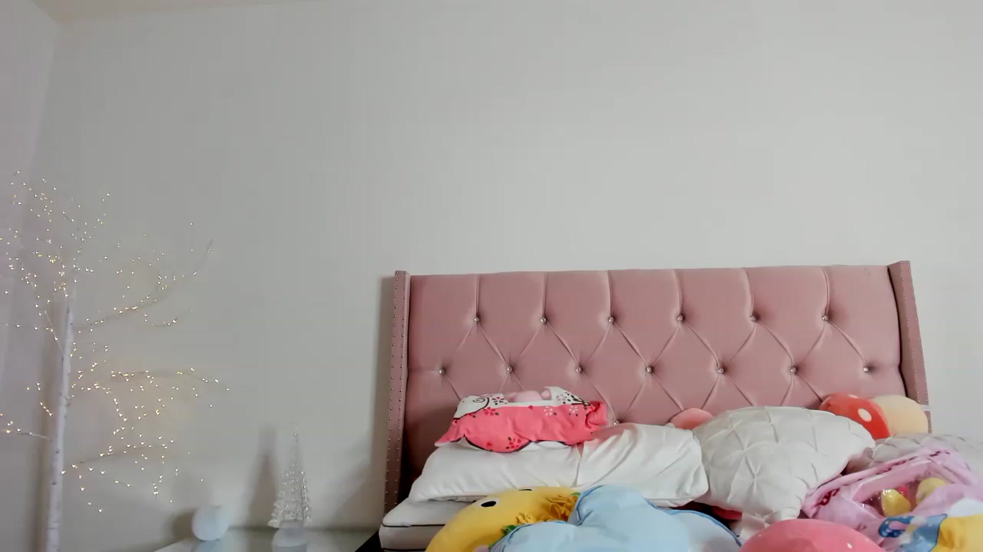 Gallery image thumbnail from Cherrycute666's myfreecams stream on, 12/04/2022, 15:31 image 13 of 20