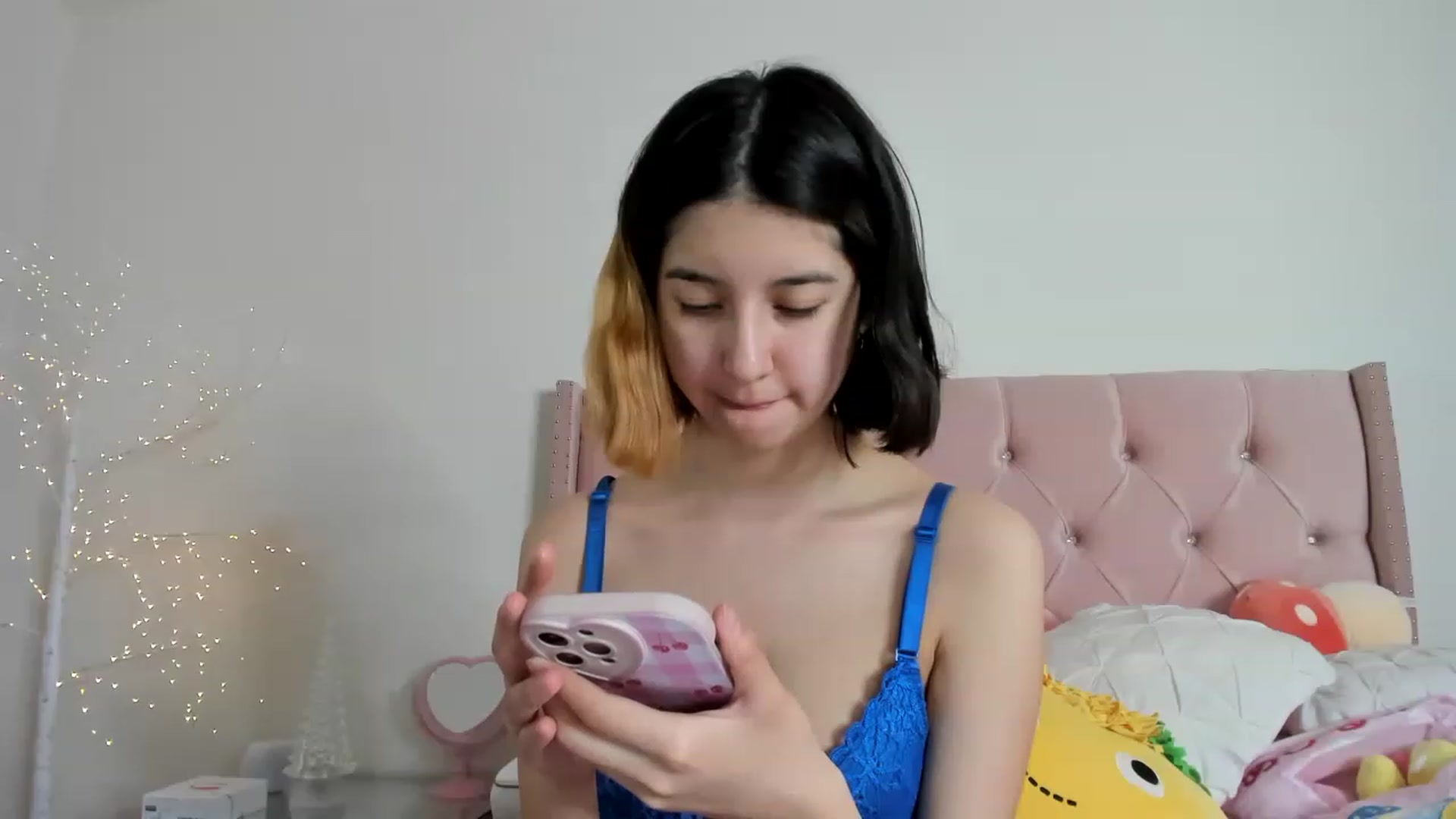 Gallery image thumbnail from Cherrycute666's myfreecams stream on, 12/05/2022, 02:29 image 16 of 20