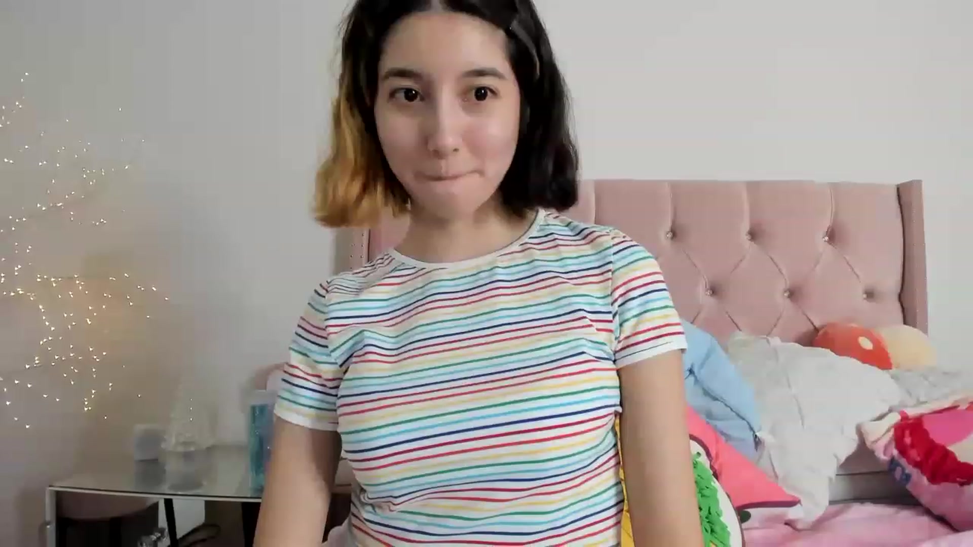 Gallery image thumbnail from Cherrycute666's myfreecams stream on, 12/05/2022, 15:00 image 3 of 20