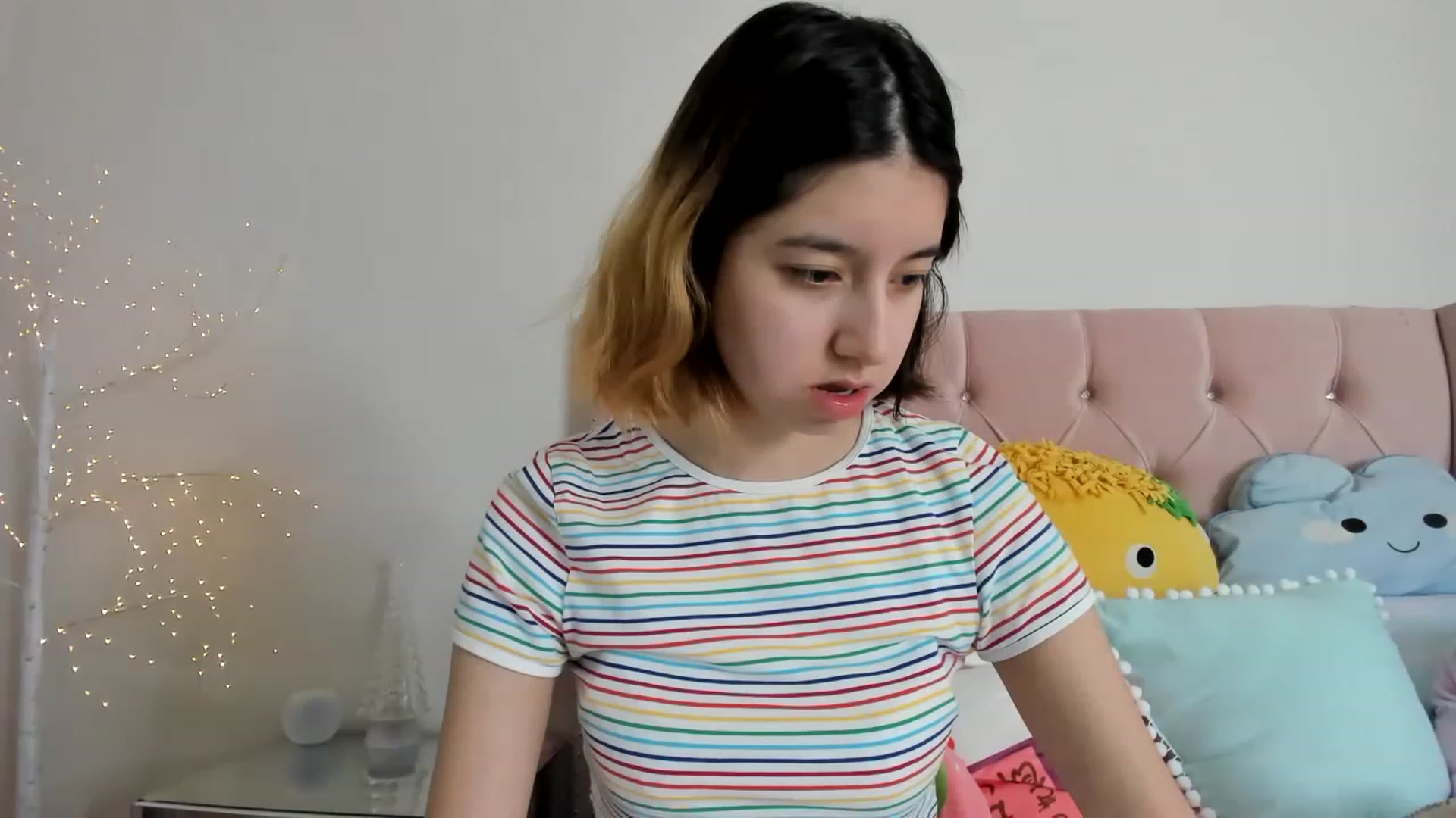 Gallery image thumbnail from Cherrycute666's myfreecams stream on, 12/06/2022, 01:17 image 5 of 20