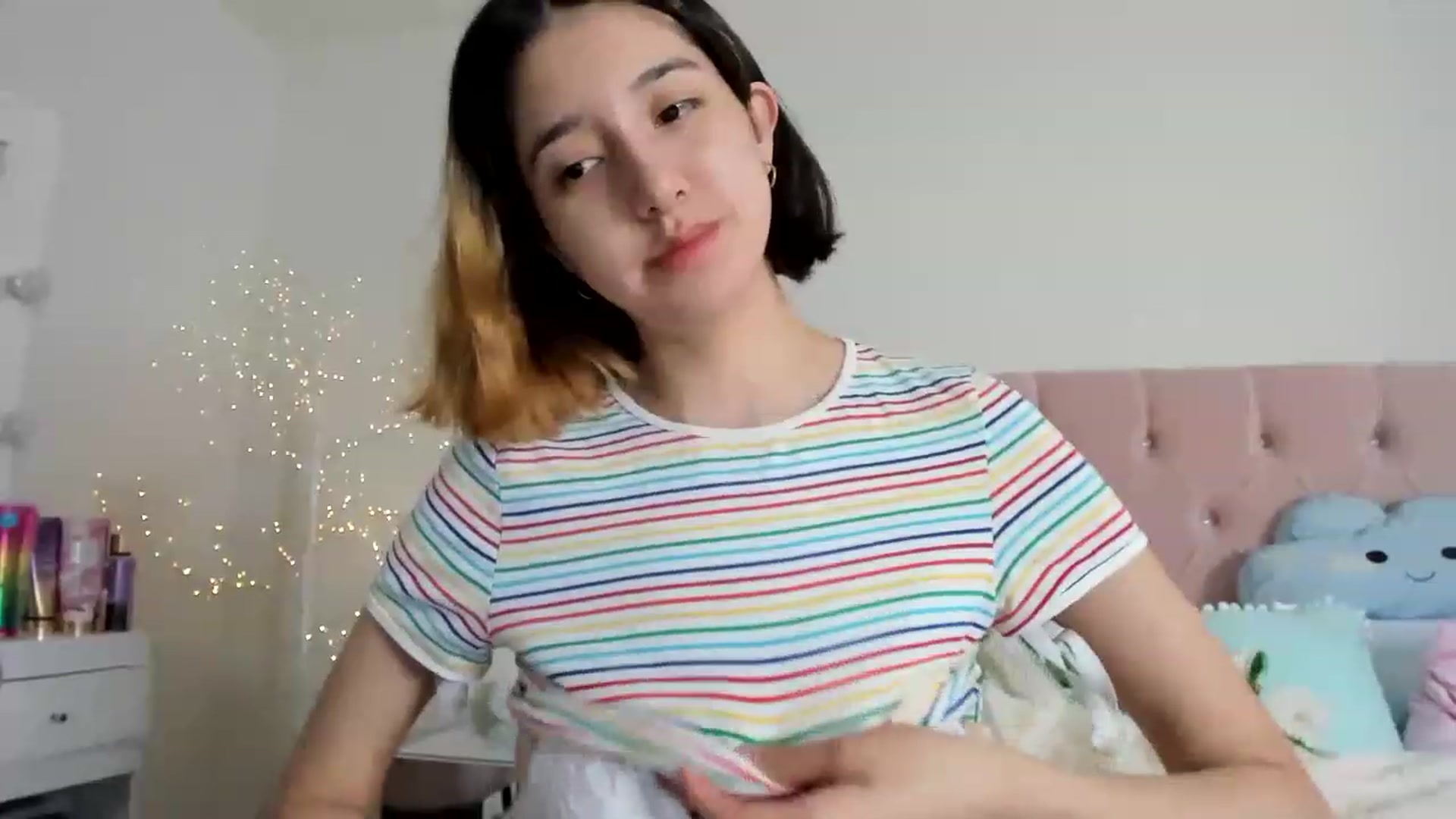 Gallery image thumbnail from Cherrycute666's myfreecams stream on, 12/06/2022, 02:53 image 17 of 20
