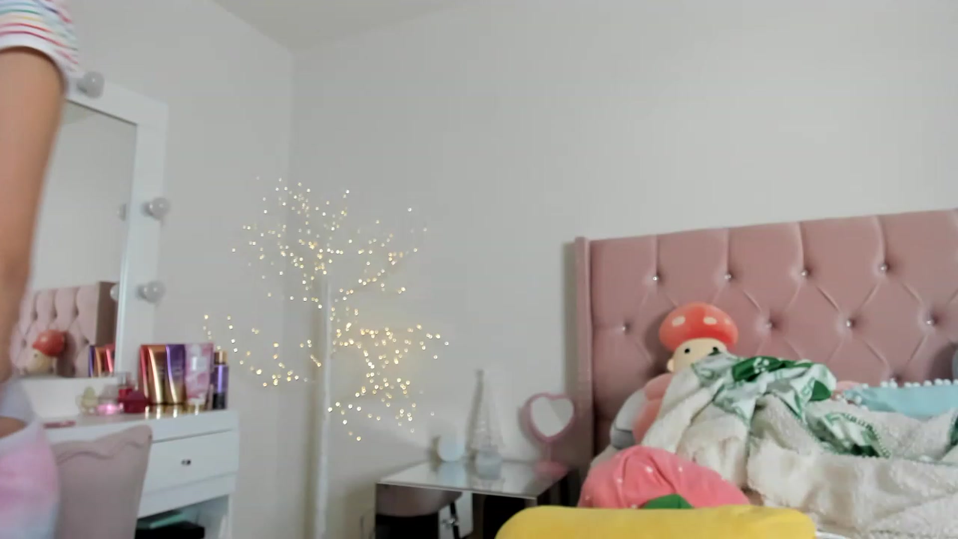 Gallery image thumbnail from Cherrycute666's myfreecams stream on, 12/06/2022, 02:53 image 18 of 20