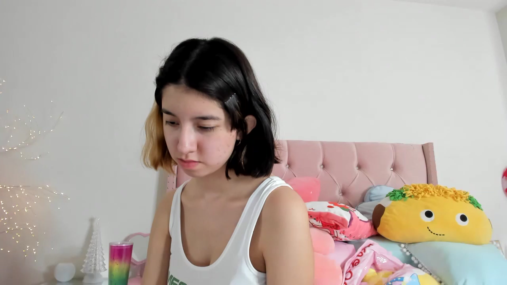 Gallery image thumbnail from Cherrycute666's myfreecams stream on, 12/06/2022, 14:04 image 17 of 20