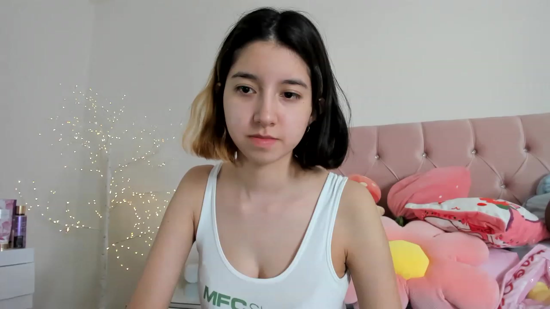 Gallery image thumbnail from Cherrycute666's myfreecams stream on, 12/06/2022, 14:04 image 15 of 20