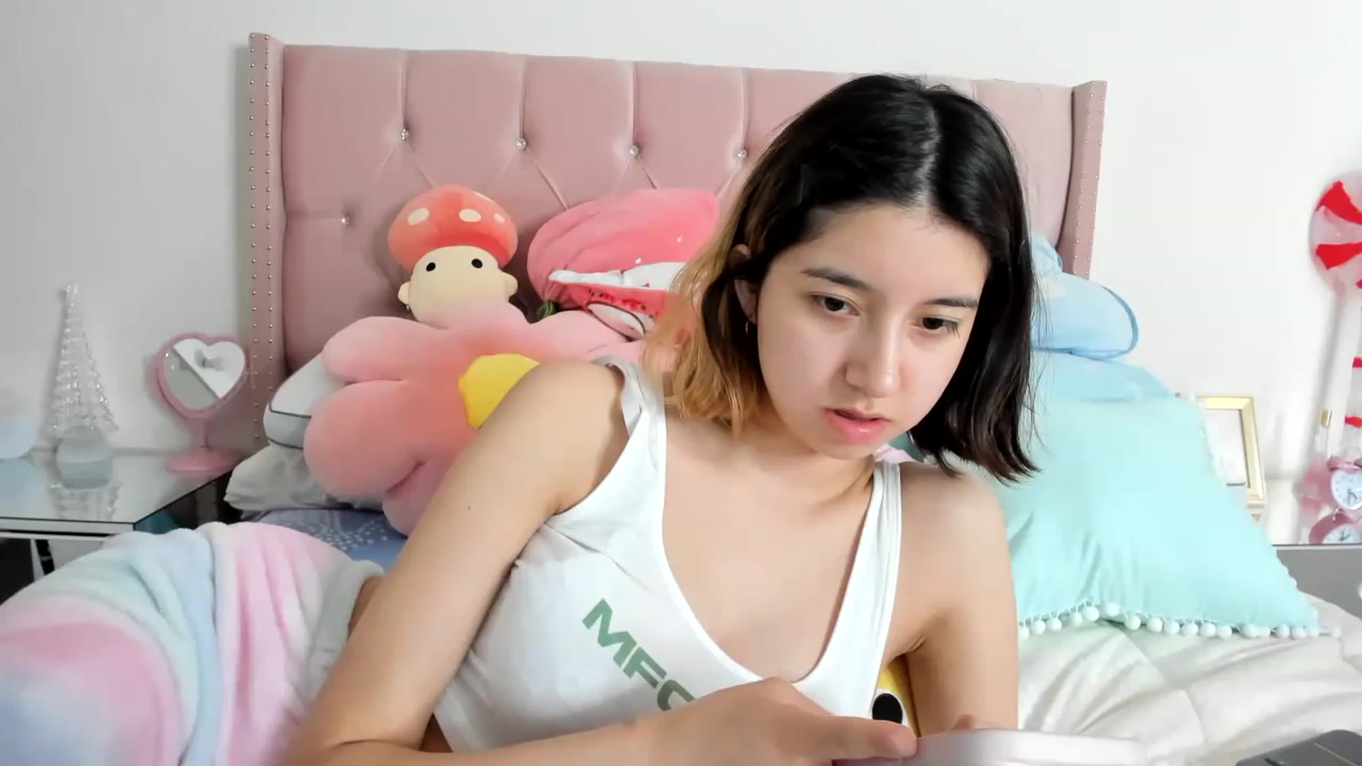 Gallery image thumbnail from Cherrycute666's myfreecams stream on, 12/06/2022, 16:31 image 10 of 20