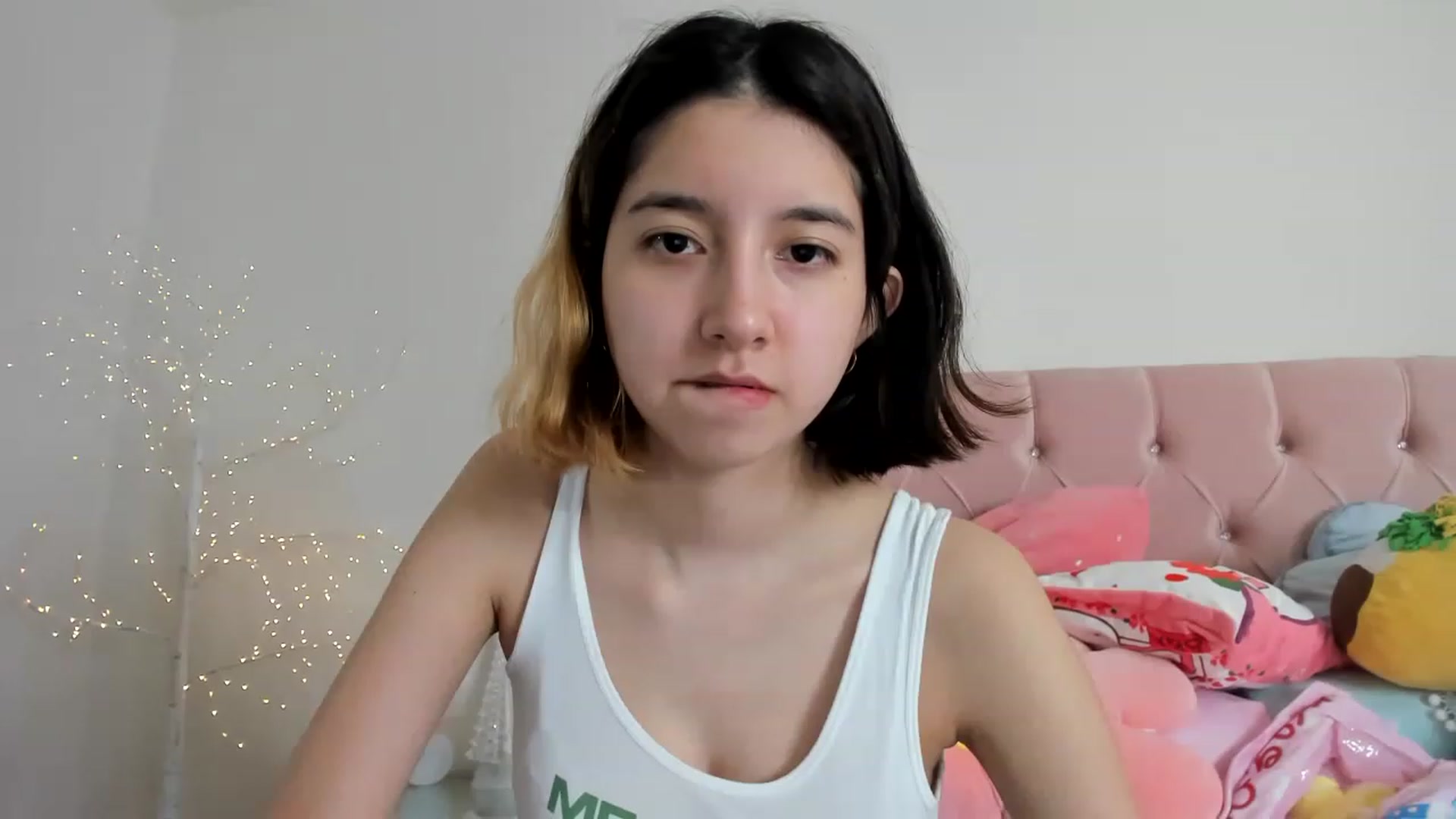Gallery image thumbnail from Cherrycute666's myfreecams stream on, 12/06/2022, 16:31 image 1 of 20