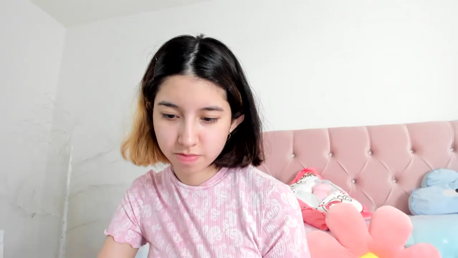 Gallery image thumbnail from Cherrycute666's myfreecams stream on, 12/06/2022, 19:50 image 17 of 20