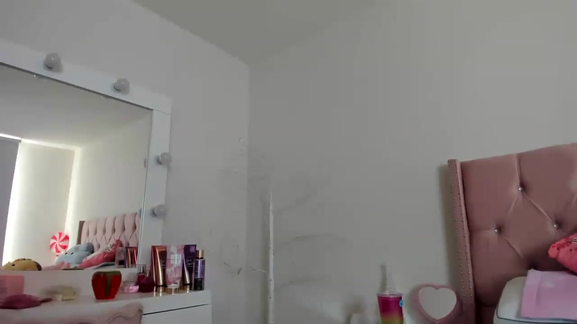 Gallery image thumbnail from Cherrycute666's myfreecams stream on, 12/06/2022, 22:29 image 18 of 20