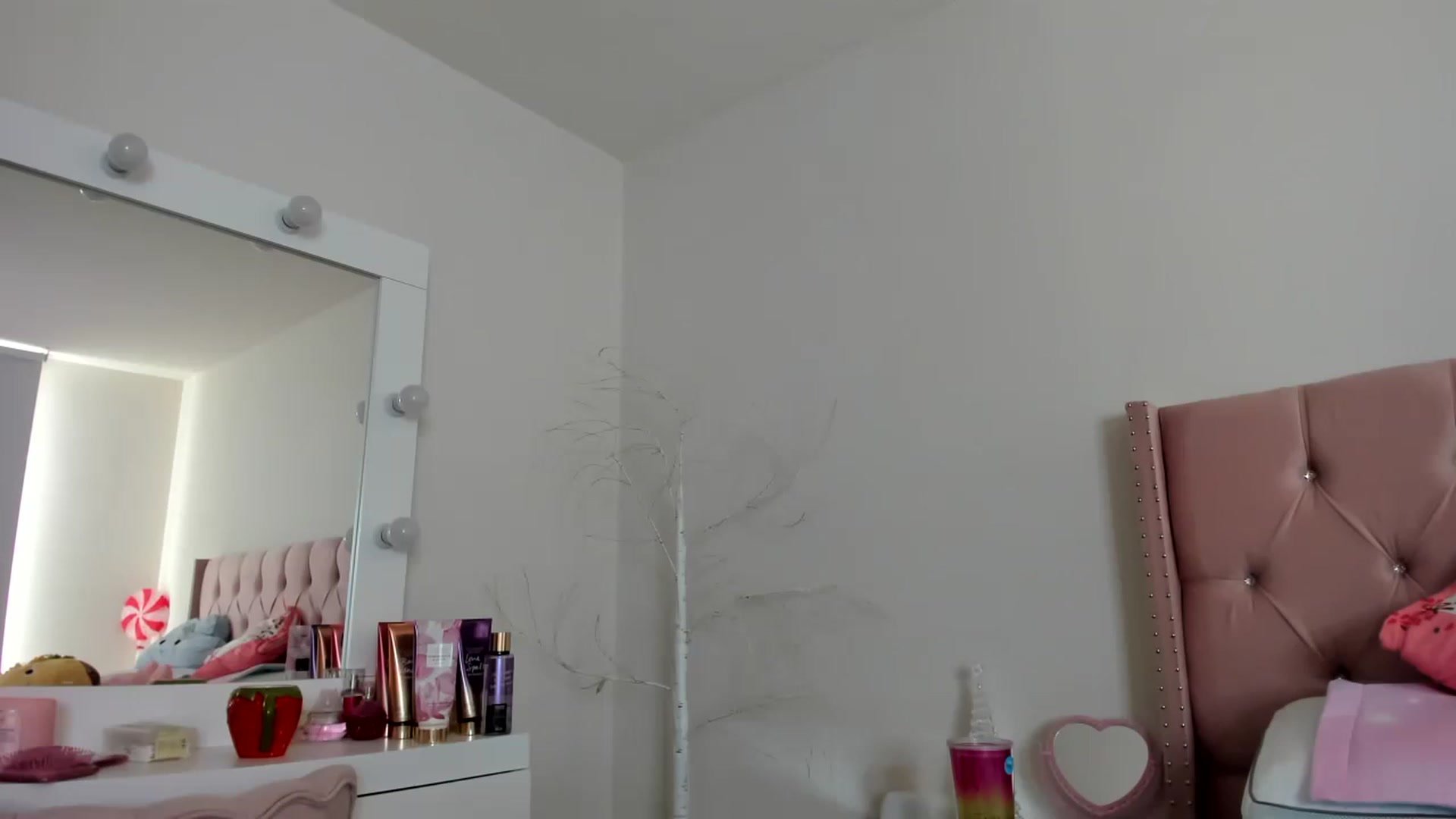 Gallery image thumbnail from Cherrycute666's myfreecams stream on, 12/06/2022, 22:29 image 15 of 20