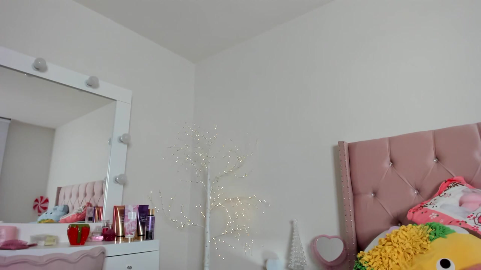 Gallery image thumbnail from Cherrycute666's myfreecams stream on, 12/07/2022, 04:50 image 12 of 20