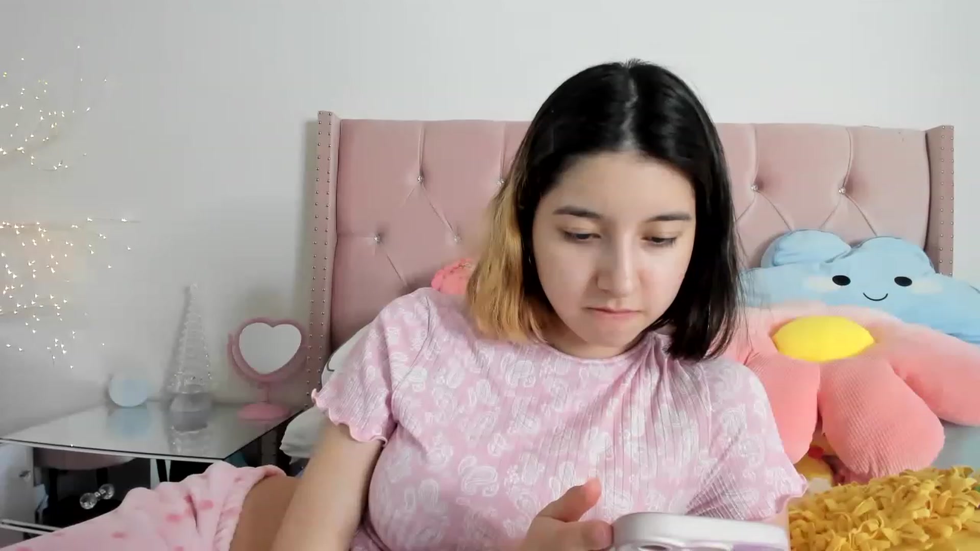 Gallery image thumbnail from Cherrycute666's myfreecams stream on, 12/07/2022, 14:09 image 4 of 20