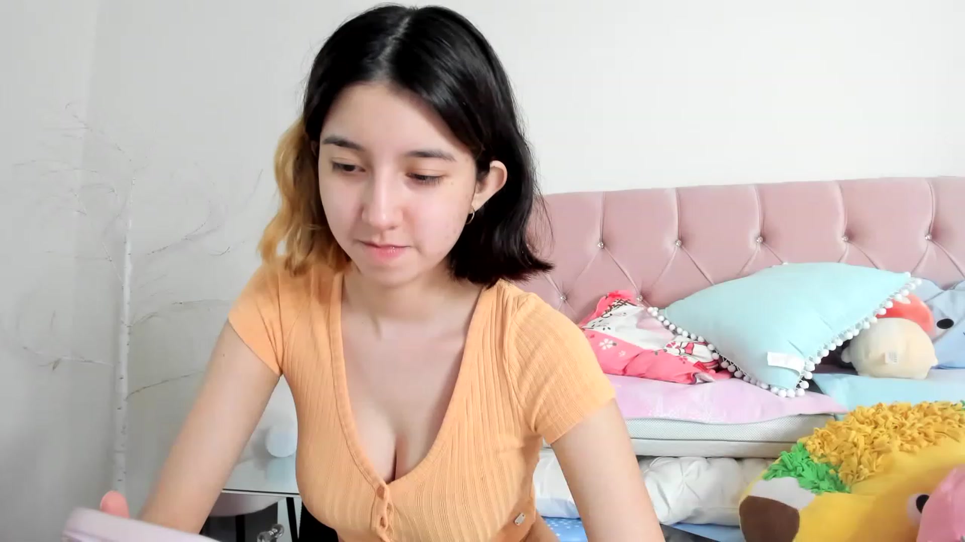 Gallery image thumbnail from Cherrycute666's myfreecams stream on, 12/08/2022, 17:18 image 15 of 20