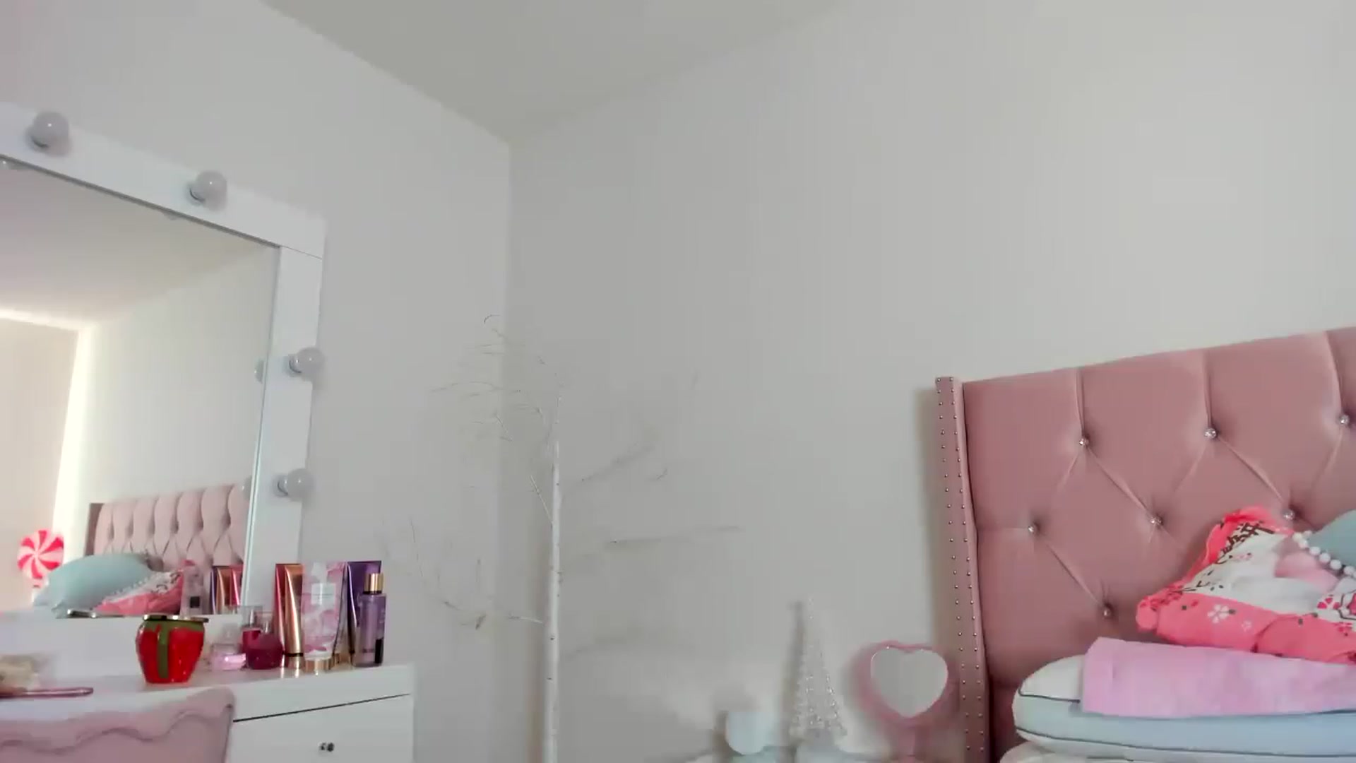 Gallery image thumbnail from Cherrycute666's myfreecams stream on, 12/08/2022, 22:53 image 16 of 20