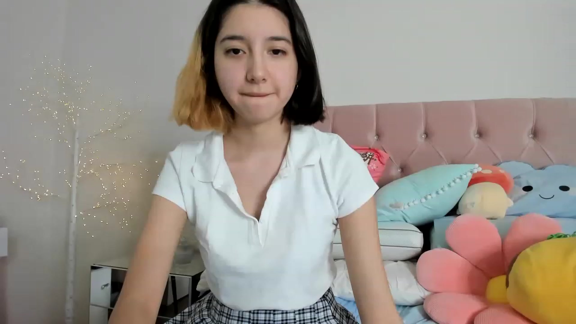 Gallery image thumbnail from Cherrycute666's myfreecams stream on, 12/10/2022, 04:04 image 11 of 20