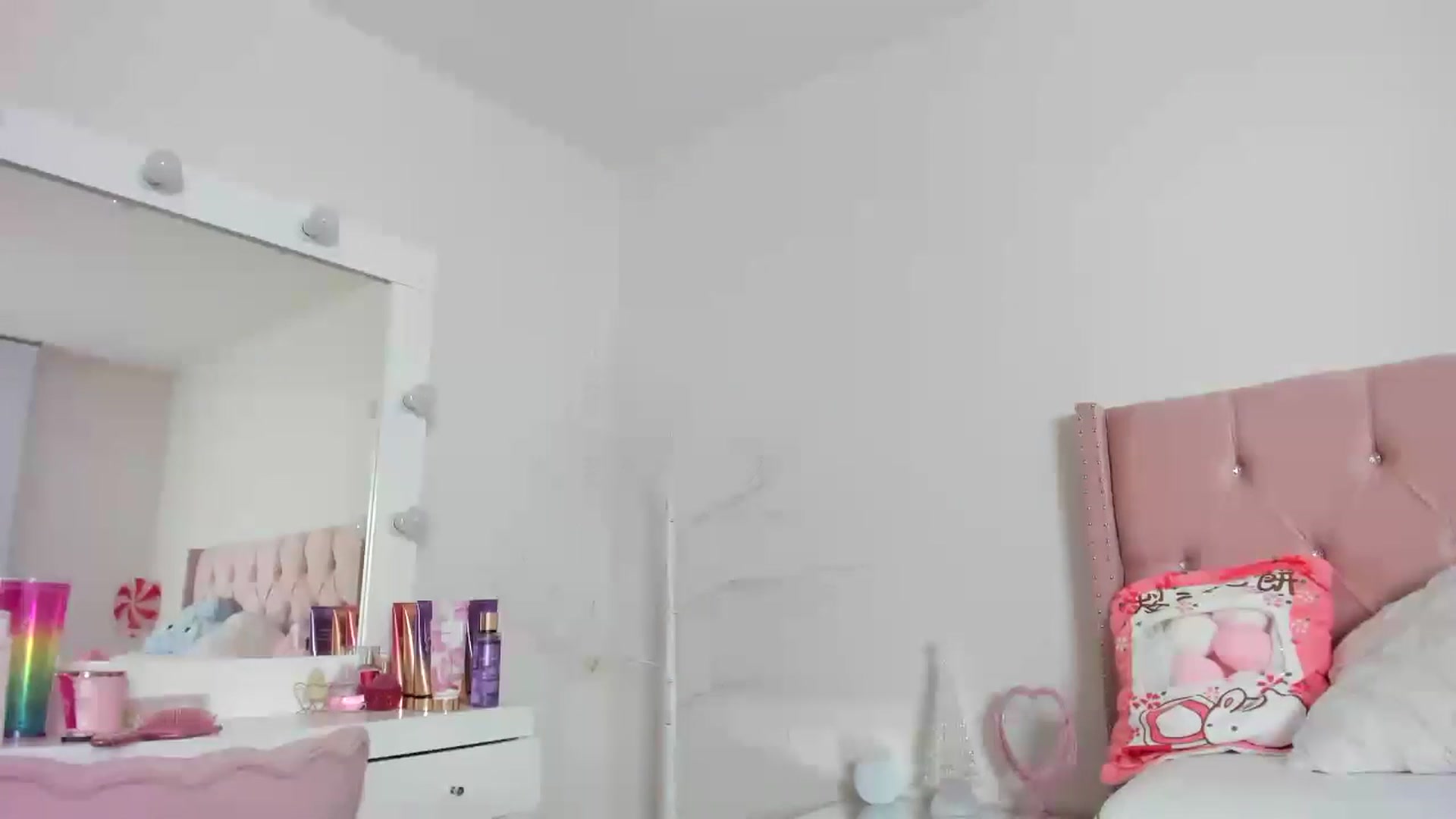 Gallery image thumbnail from Cherrycute666's myfreecams stream on, 12/11/2022, 02:15 image 13 of 20