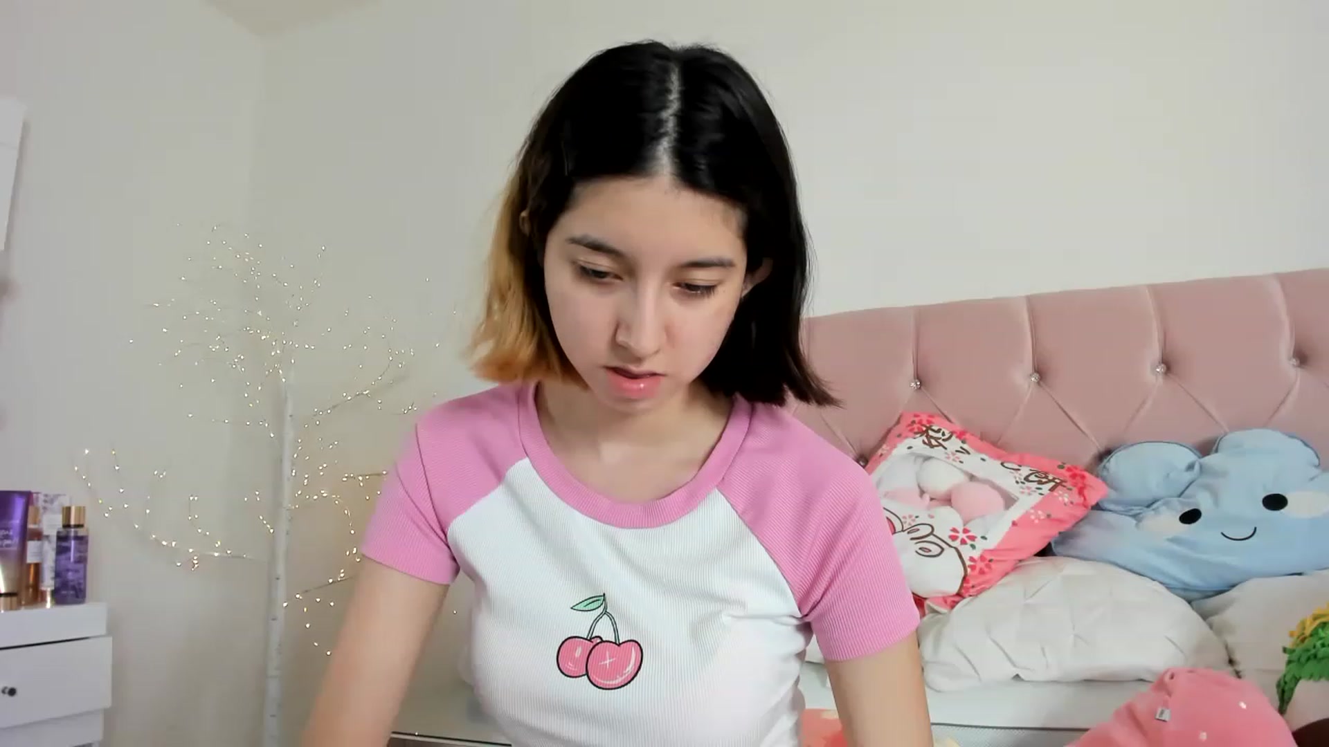 Gallery image thumbnail from Cherrycute666's myfreecams stream on, 12/12/2022, 14:52 image 3 of 20