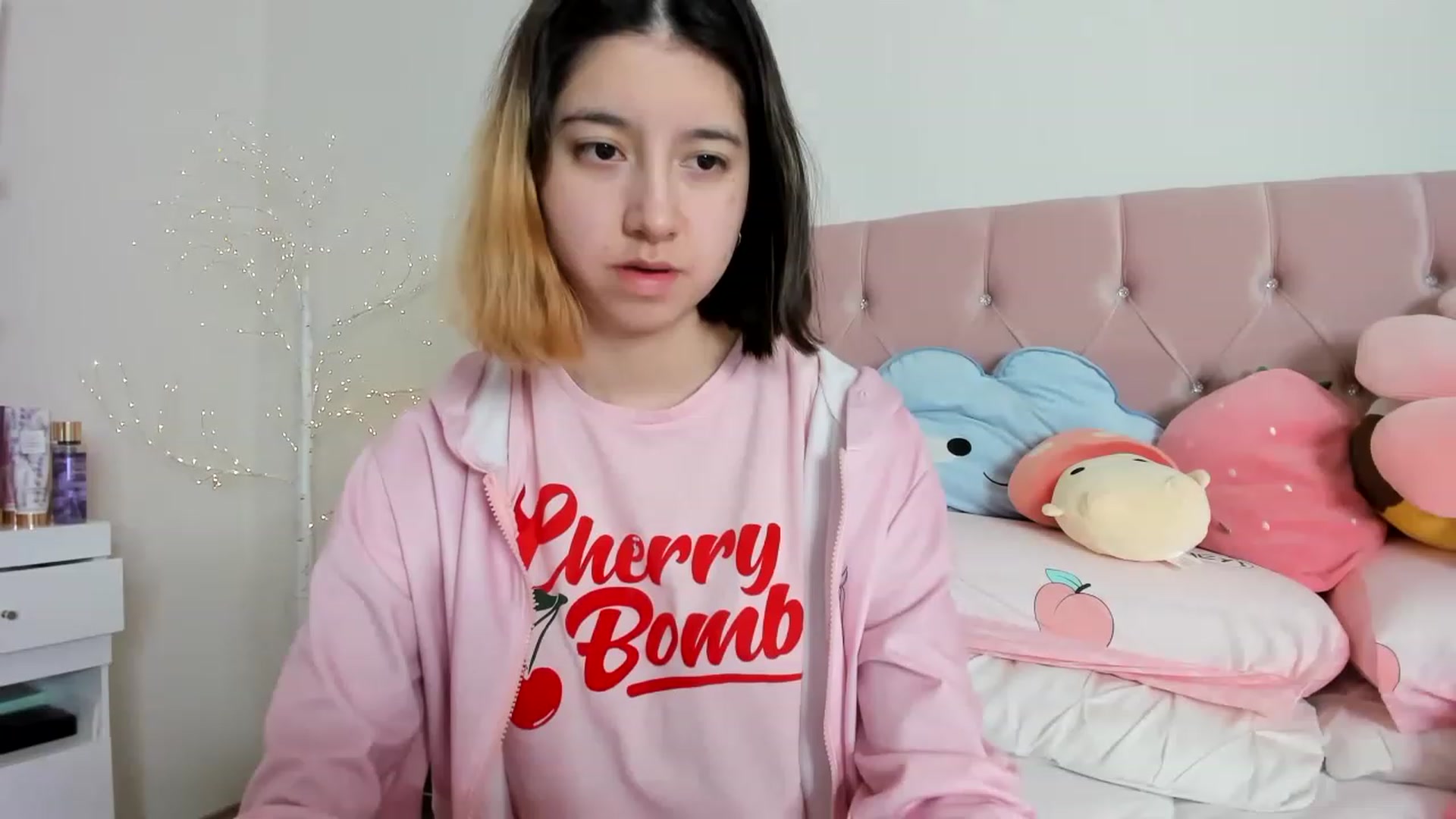 Gallery image thumbnail from Cherrycute666's myfreecams stream on, 12/15/2022, 06:46 image 5 of 20
