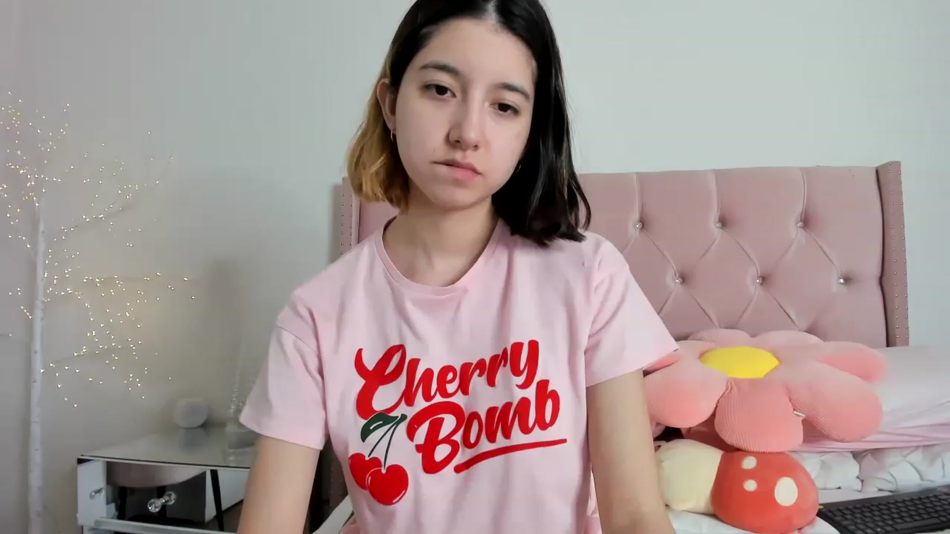 Gallery image thumbnail from Cherrycute666's myfreecams stream on, 12/15/2022, 11:24 image 12 of 20