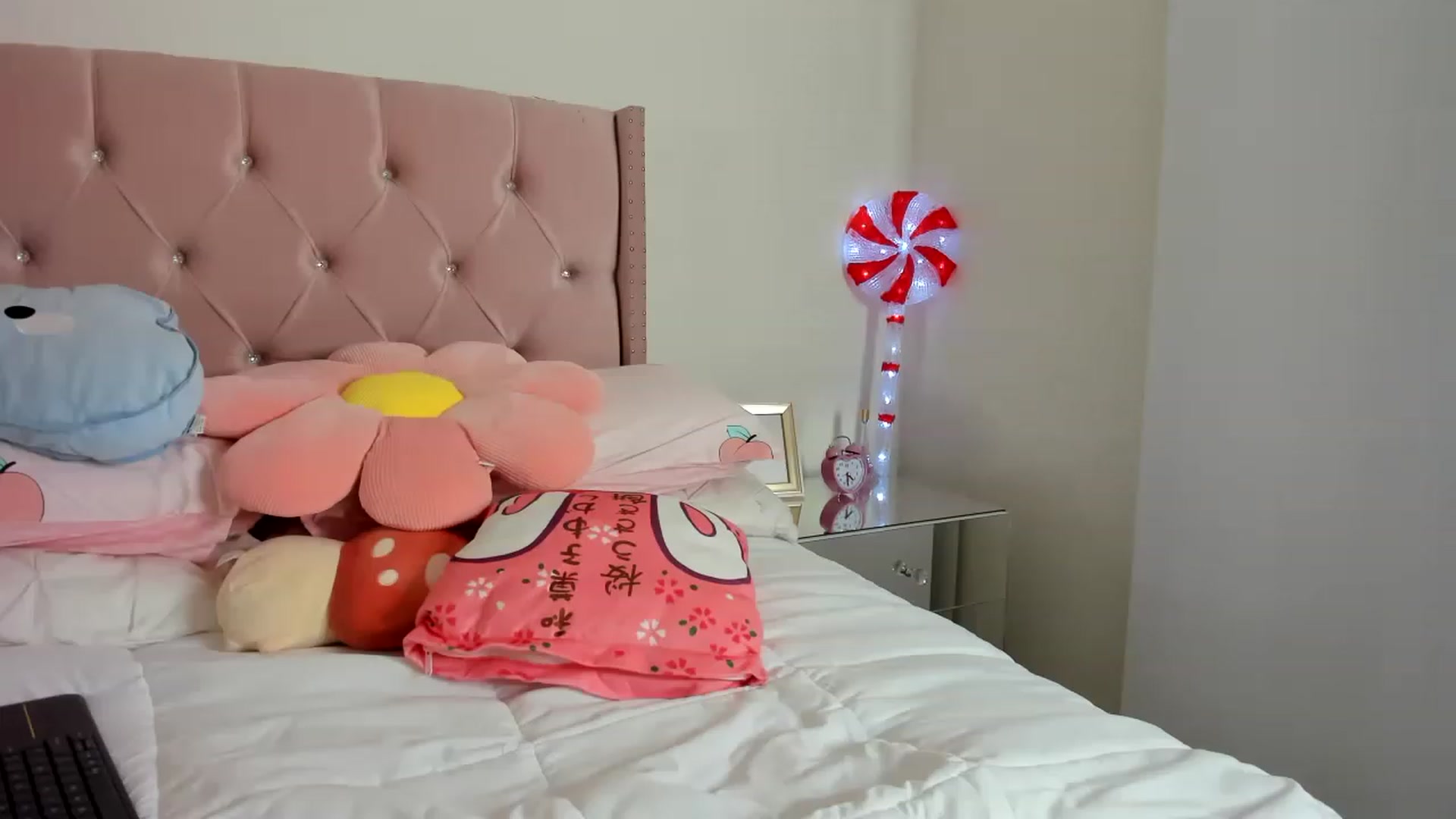 Gallery image thumbnail from Cherrycute666's myfreecams stream on, 12/15/2022, 11:24 image 7 of 20