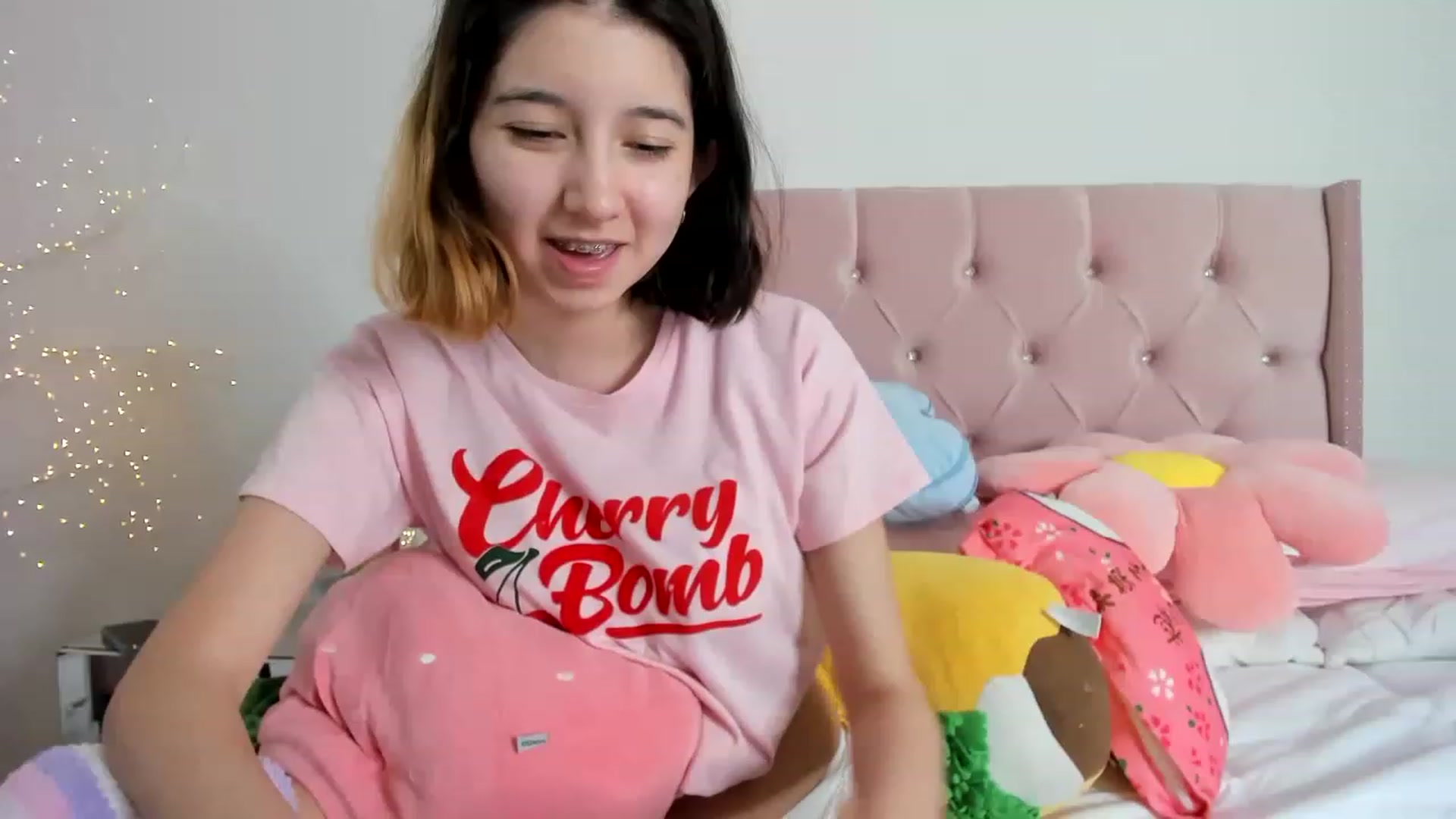 Gallery image thumbnail from Cherrycute666's myfreecams stream on, 12/15/2022, 13:29 image 14 of 20