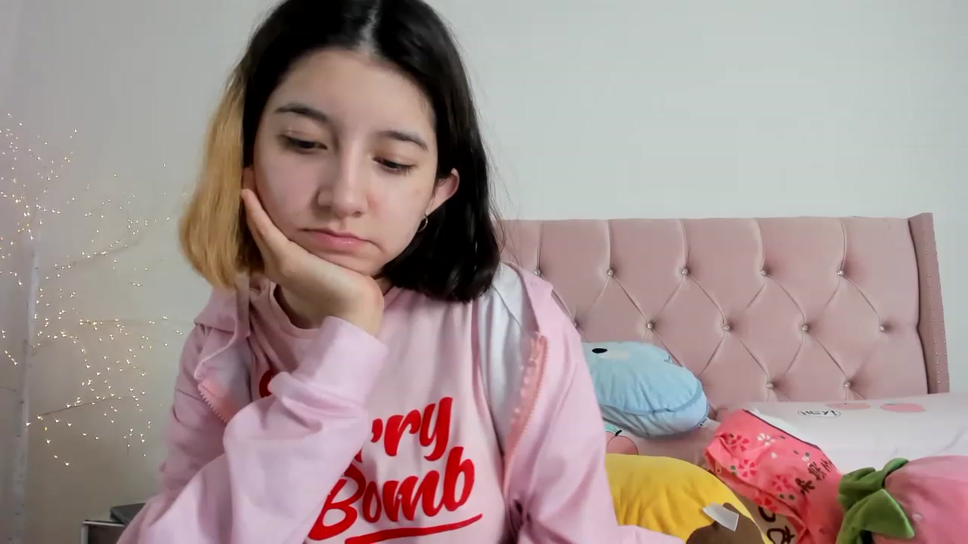Gallery image thumbnail from Cherrycute666's myfreecams stream on, 12/15/2022, 13:29 image 18 of 20