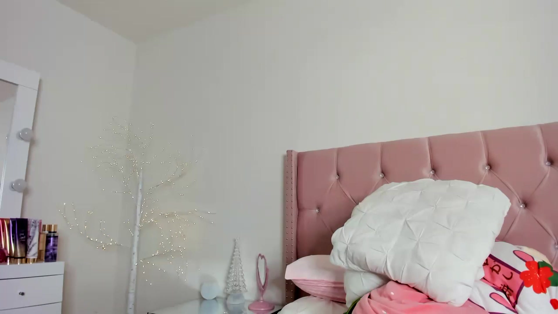 Gallery image thumbnail from Cherrycute666's myfreecams stream on, 12/16/2022, 08:07 image 14 of 20