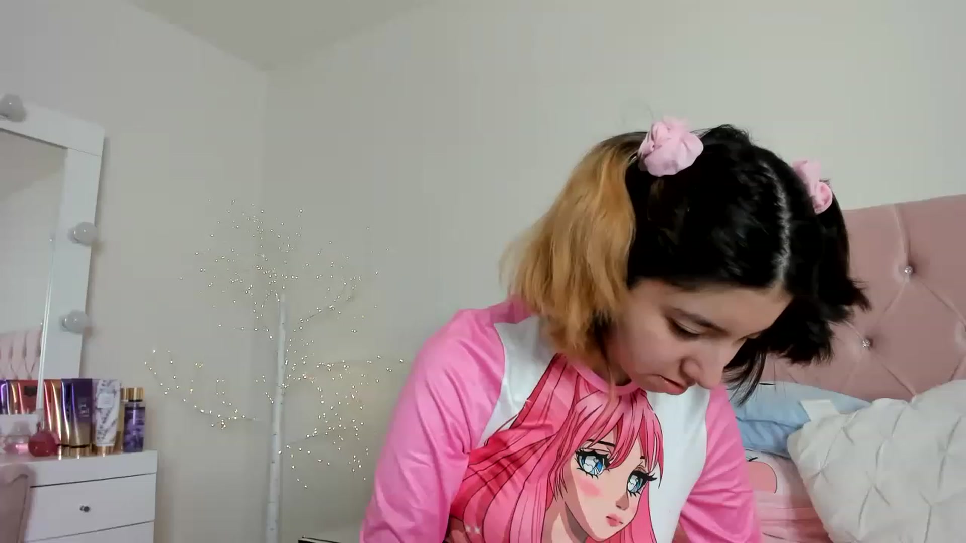 Gallery image thumbnail from Cherrycute666's myfreecams stream on, 12/17/2022, 03:57 image 15 of 20