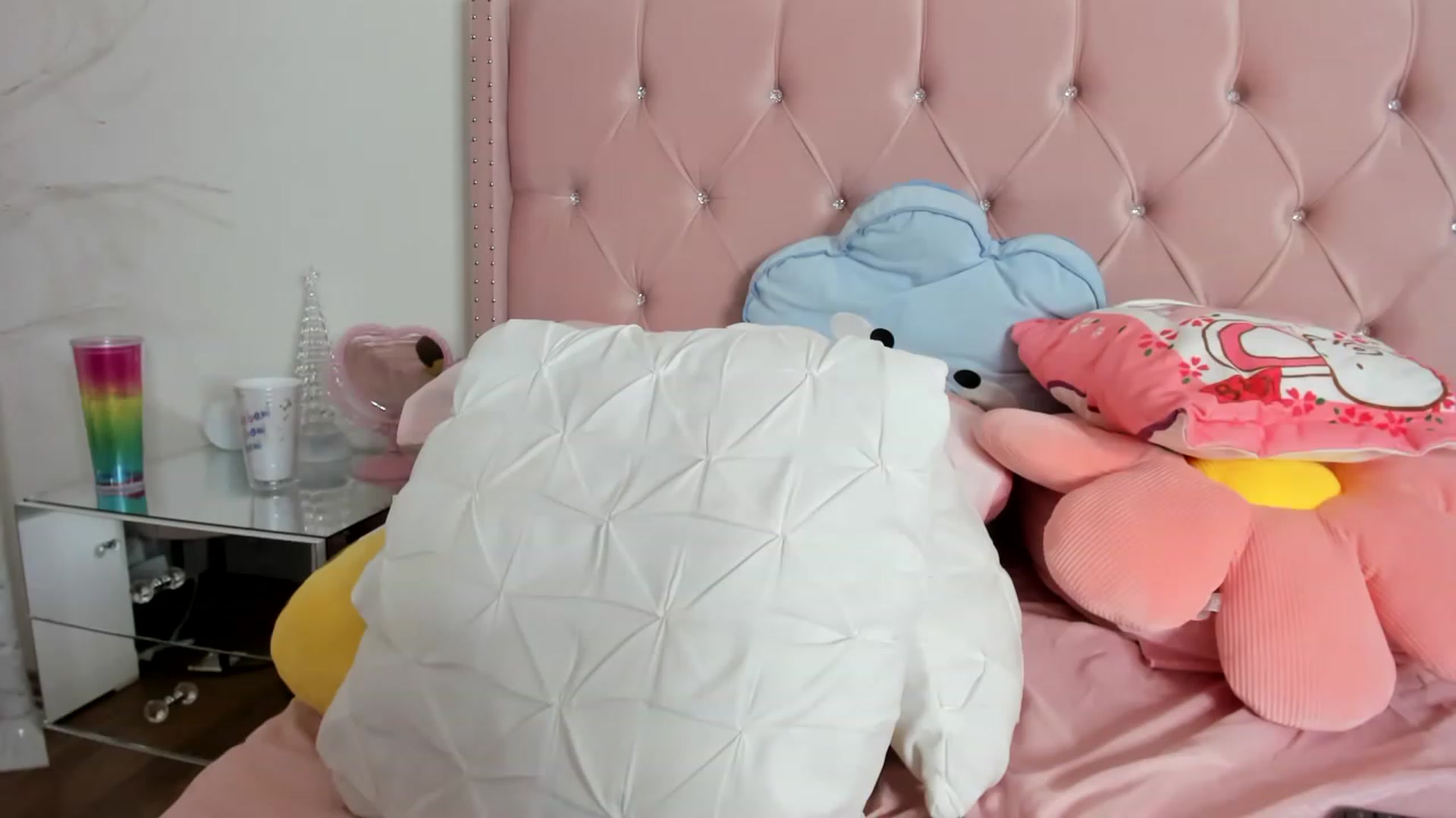 Gallery image thumbnail from Cherrycute666's myfreecams stream on, 12/21/2022, 07:56 image 5 of 20