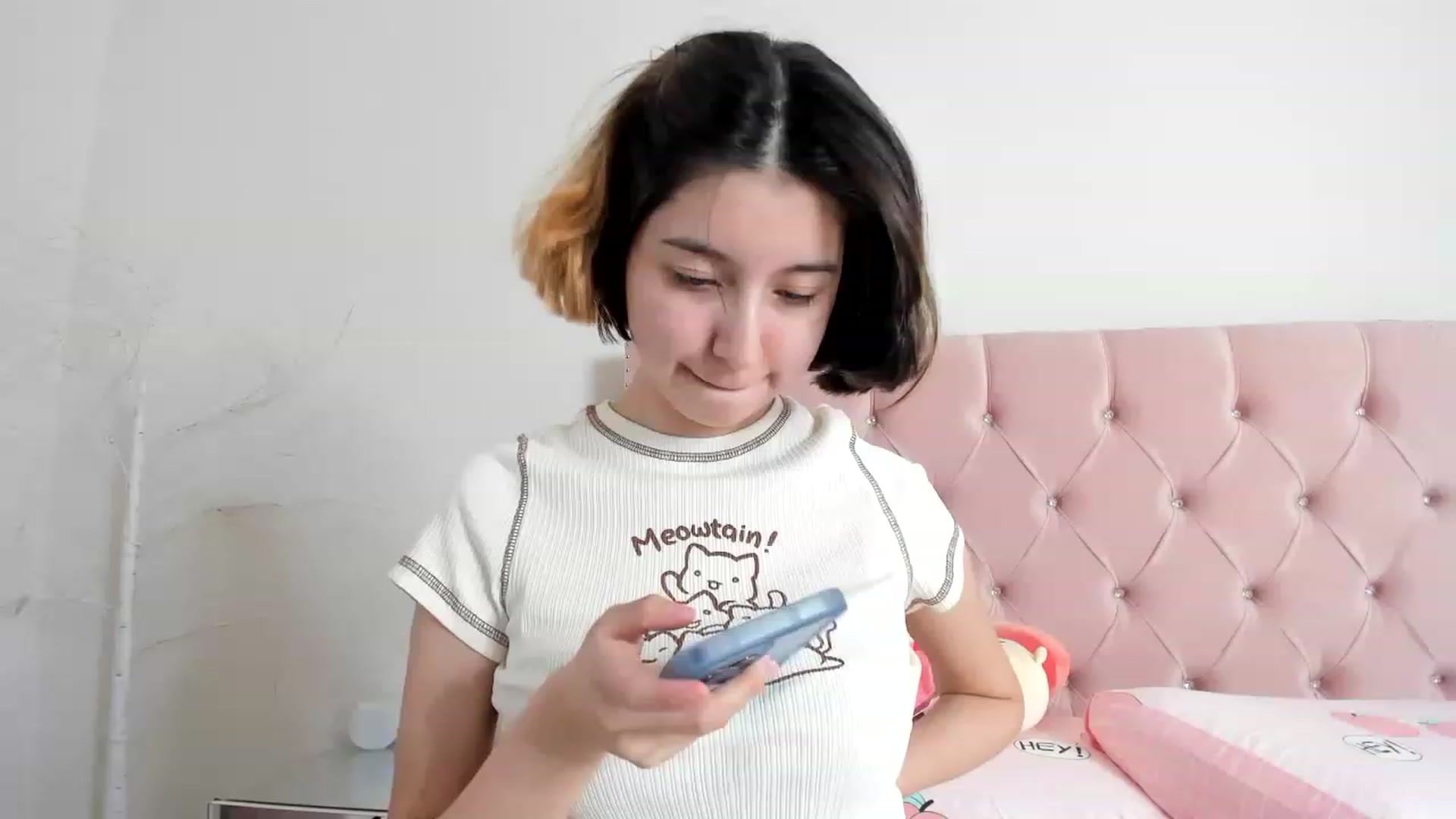Gallery image thumbnail from Cherrycute666's myfreecams stream on, 12/21/2022, 16:46 image 2 of 20