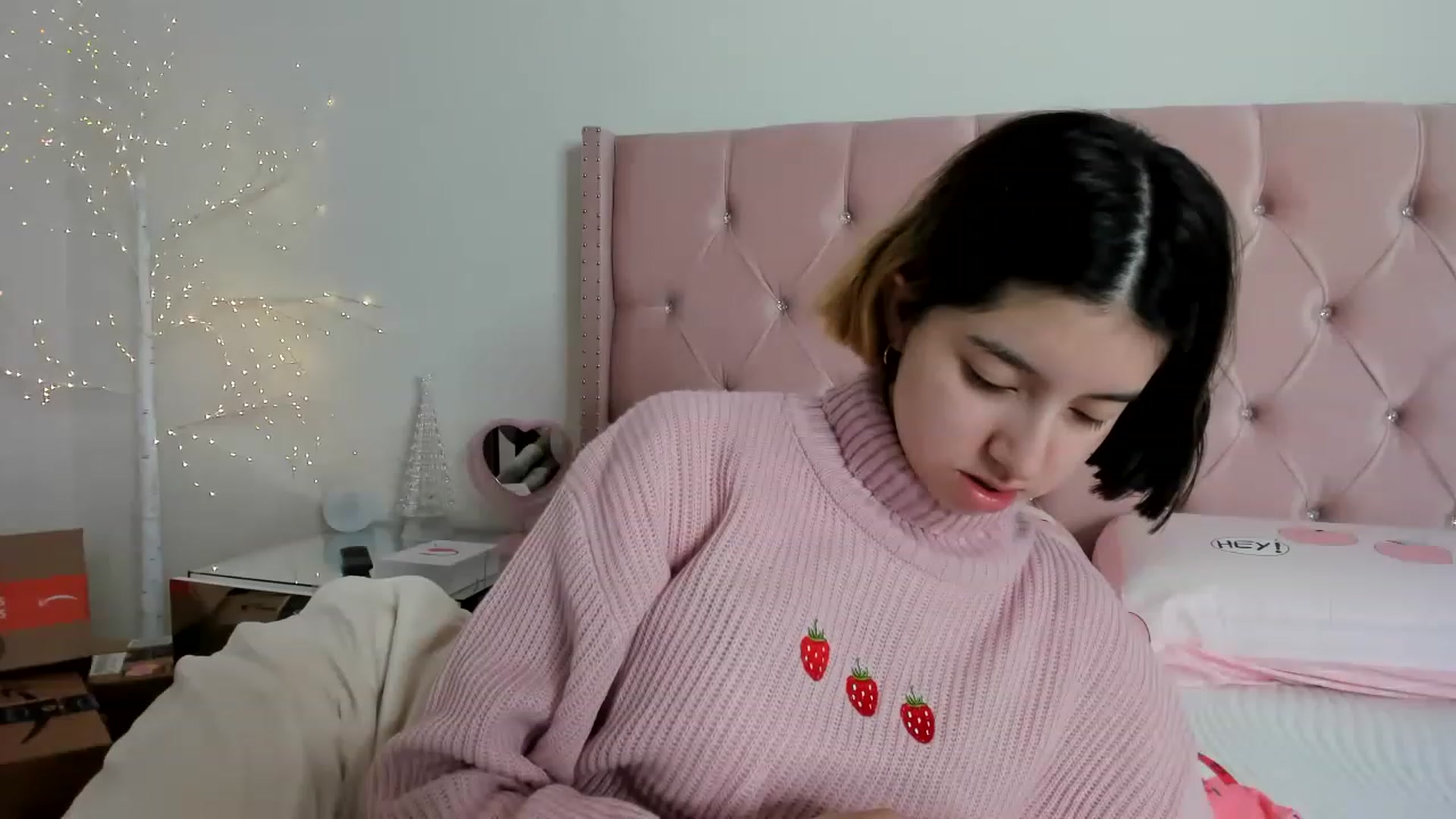 Gallery image thumbnail from Cherrycute666's myfreecams stream on, 12/22/2022, 15:53 image 3 of 20